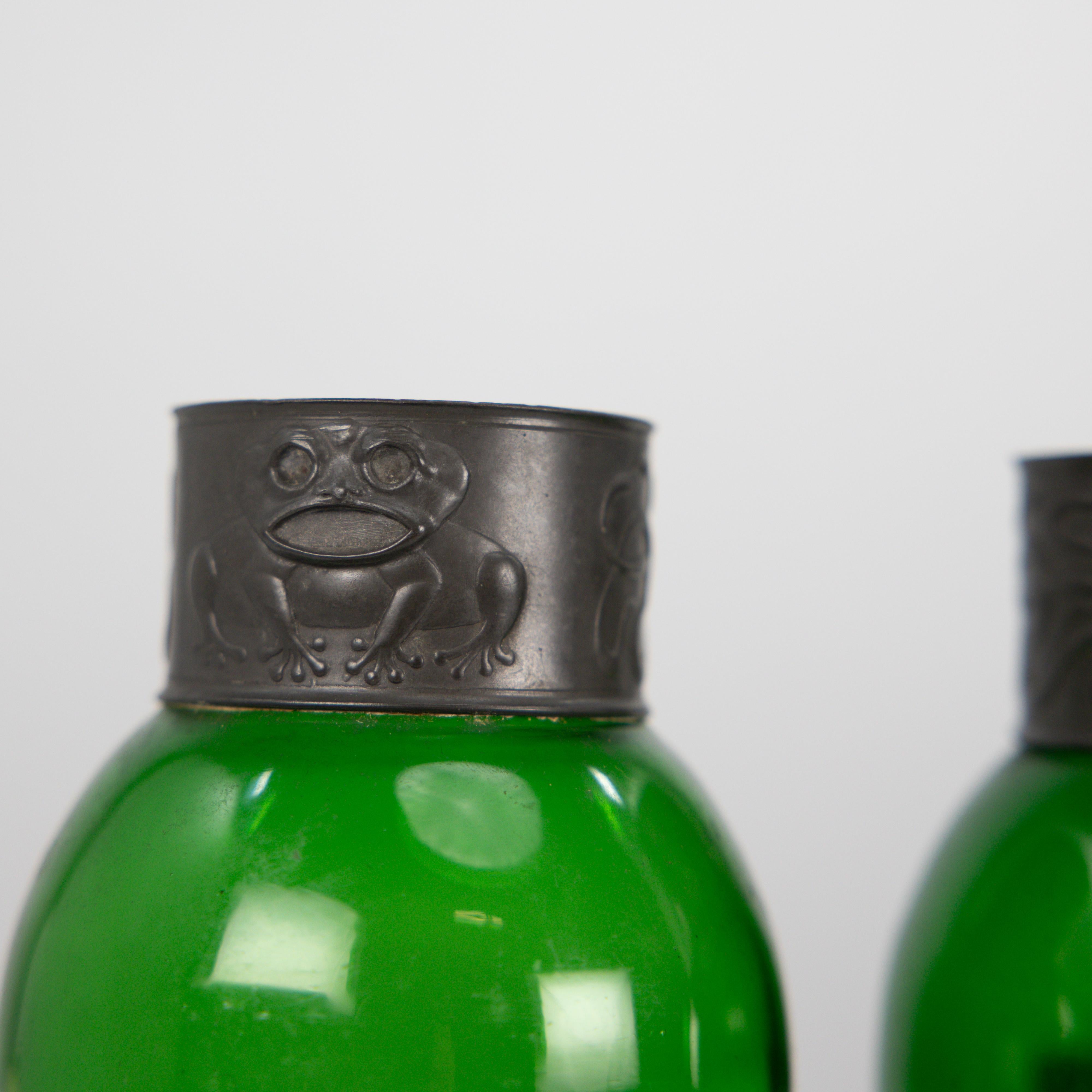 Osiris Pewter. A pair of Art Nouveau pewter & green glass vases with frog decor For Sale 7