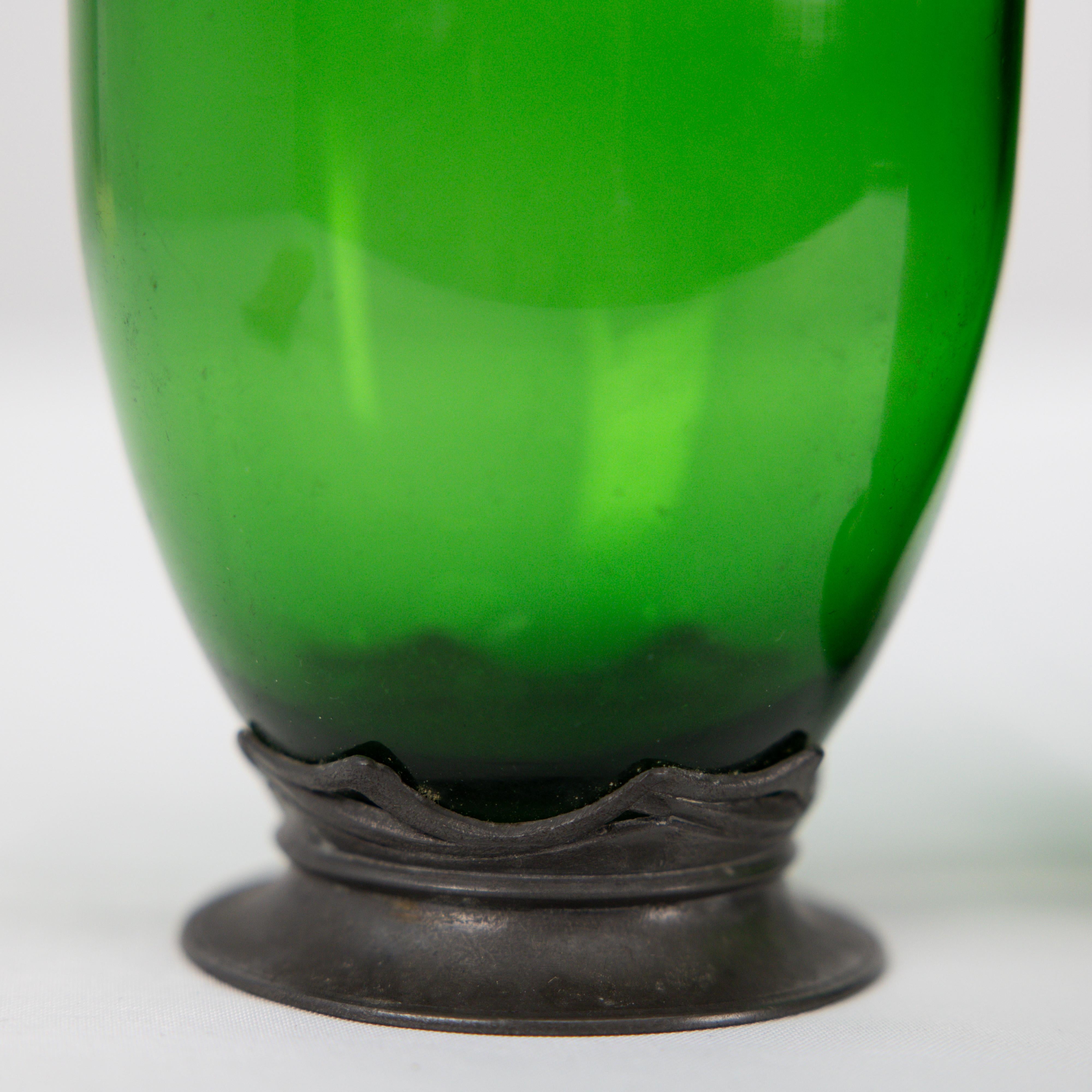 Osiris Pewter. A pair of Art Nouveau pewter & green glass vases with frog decor For Sale 9