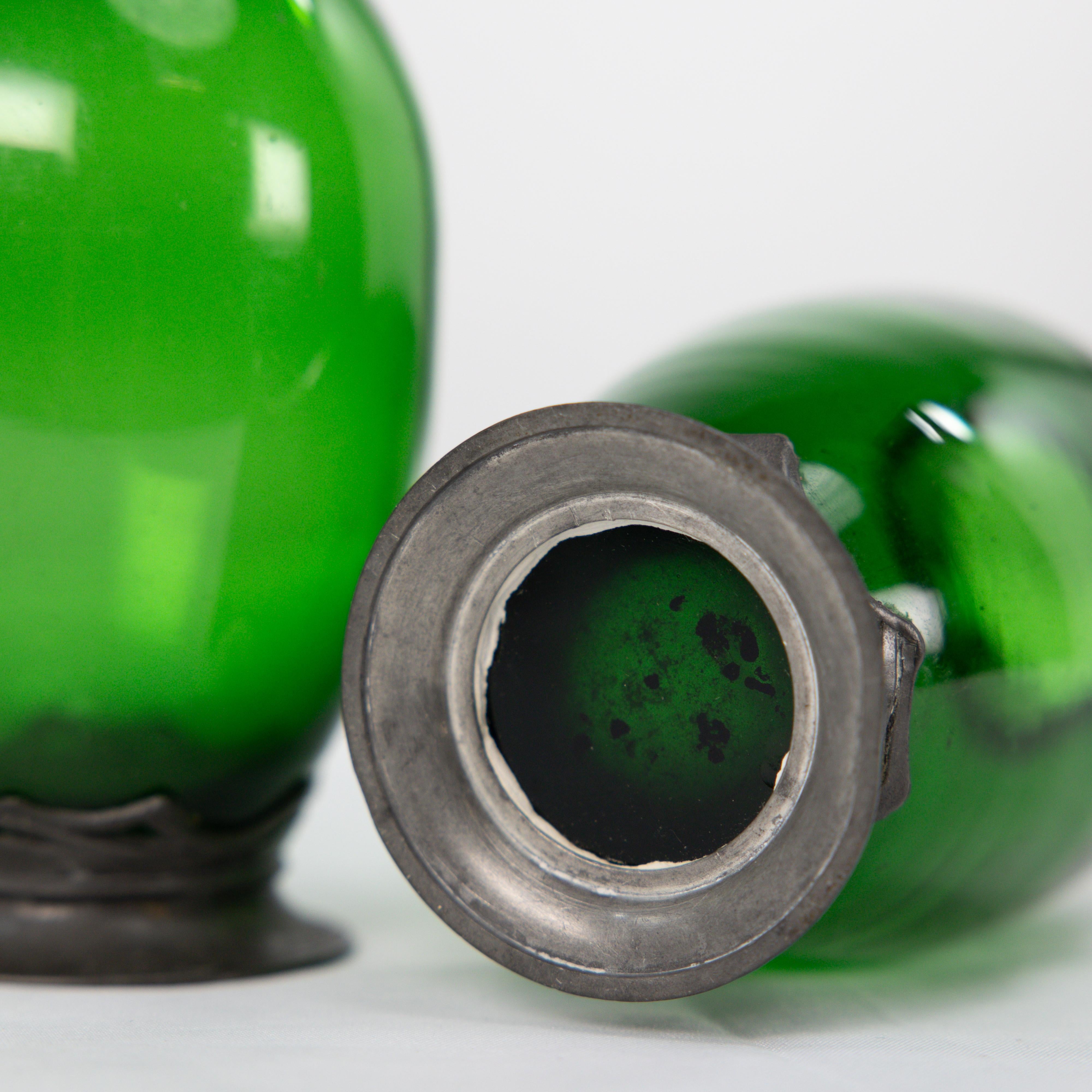 Osiris Pewter. A pair of Art Nouveau pewter & green glass vases with frog decor For Sale 11