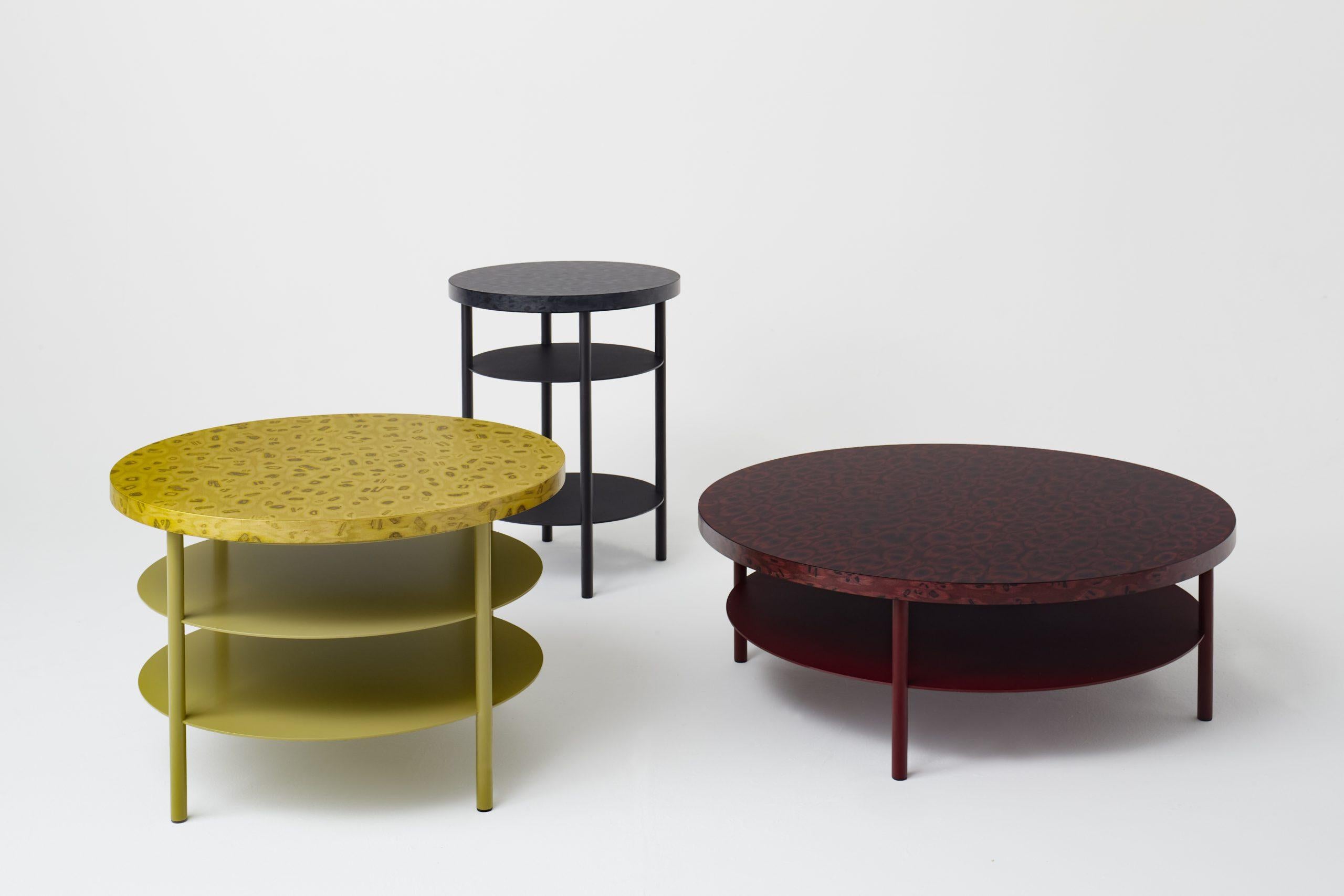 This new family of tables with round tops in OSIS with a veneer edge and matching frame colour, comes in three different sizes, high, midi and low, so there is a suitable table height for every living arrangement. Open compartments under the