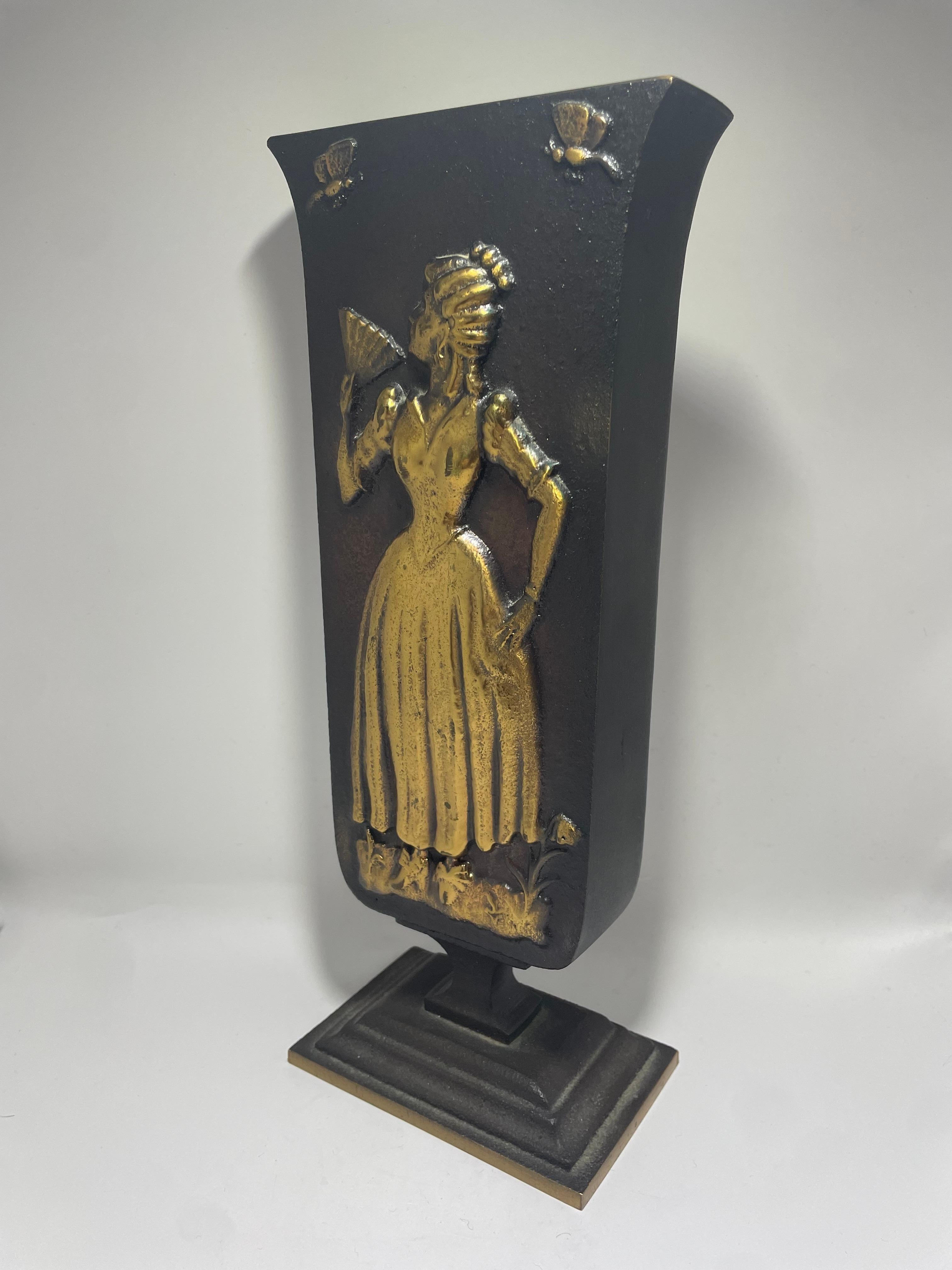 Vaso in bronzo massiccio e pesante di Oskar Antonsson per Athena, Ystad. 
Motivo di una donna e di un musicista uomo dall'altra parte. 

Contattaci per qualsiasi domanda!