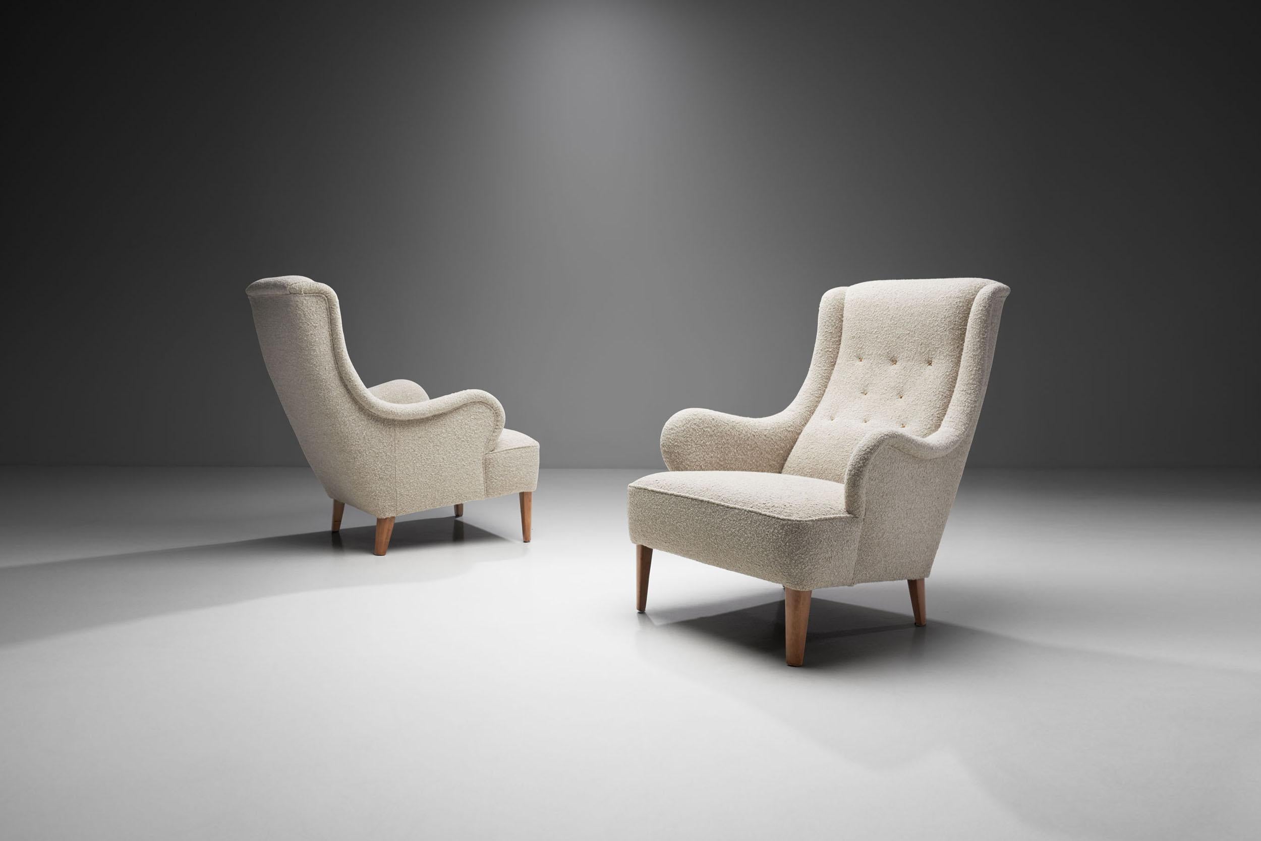 The Oskar armchair was designed in 1939, the same year that Carl Malmsten participated in the New York World Fair. It was there that the expression “Swedish Modern” was launched, but Malmsten remained a traditionalist, mainly concerned with comfort