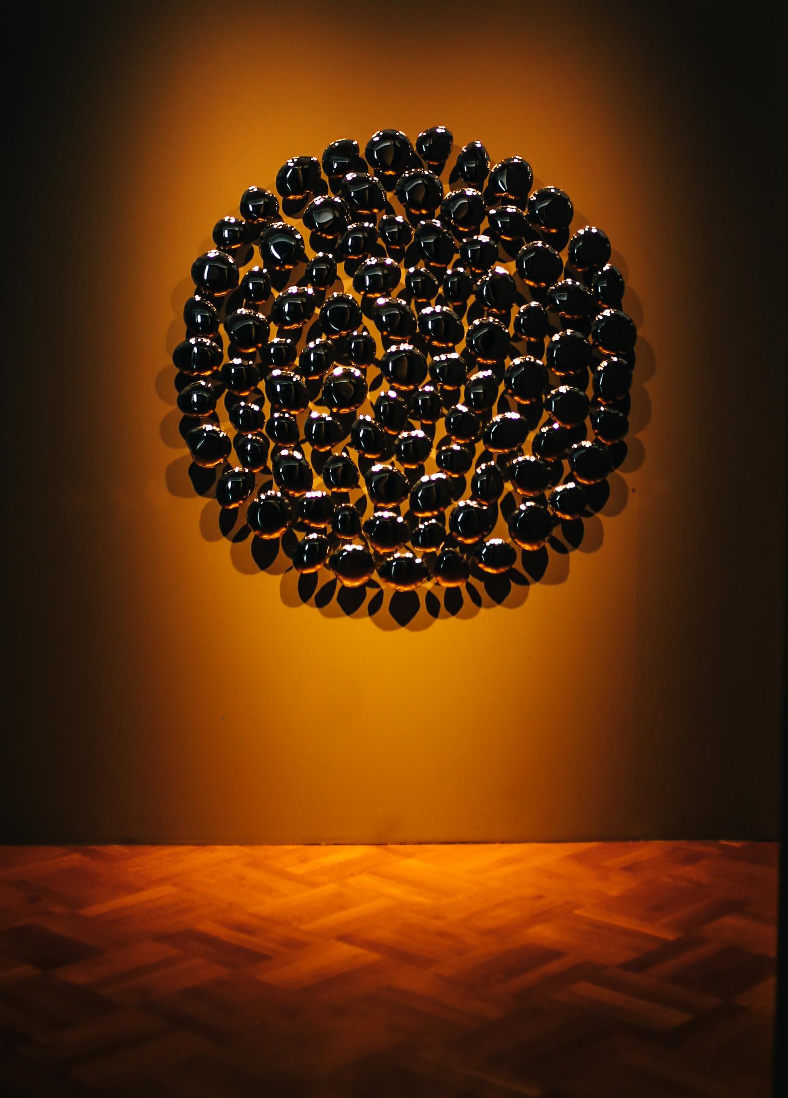 Set di specchi Mercury di Zieta
Poesia della moltiplicazione

Diametro 150 cm x Profondità 7 cm

MERCURY è un'installazione riflettente composta da 89 strutture gonfiate ad aria e simili a pietre che formano un cerchio disordinato. La costellazione