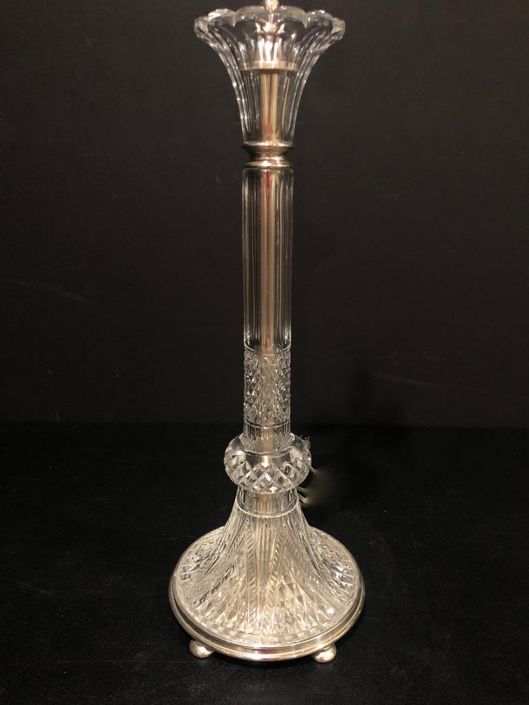 Lampe en cristal marquée F. & C. Osler. Lampe en cristal taillé de qualité, montée en argent sur bronze. De forme élégante en colonne avec une base évasée et un sommet en forme de tulipe.
21