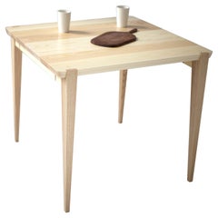 Table de petit déjeuner Oslo de Studio Moe en frêne américain