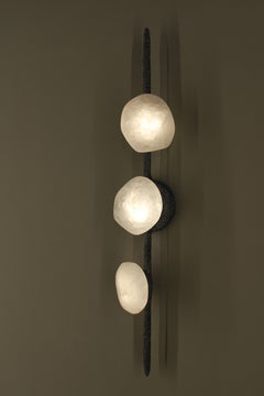 Lámpara de pared Oslo I con cuarzo blanco y detalles de cristal soplado a mano by Aver