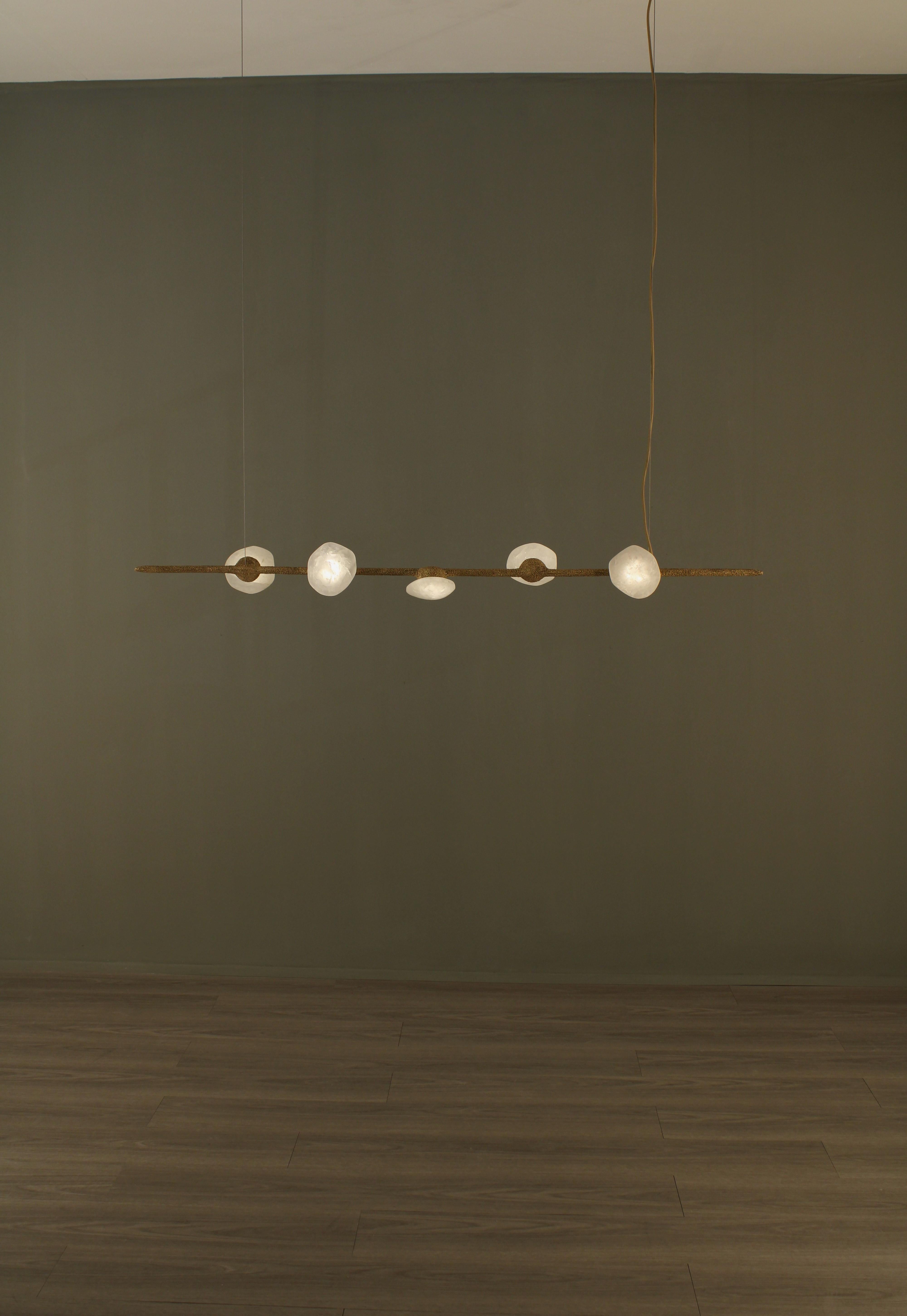 Oslo II Pendant Lamp with White Quartz And Hand-Blown Glass Details by Aver
Dimensions: D 12 x W 140 x H 13 cm.
Materials: Smoked glass, white quartz, and metal.

Available in different finishes. All our lamps can be wired according to each country.