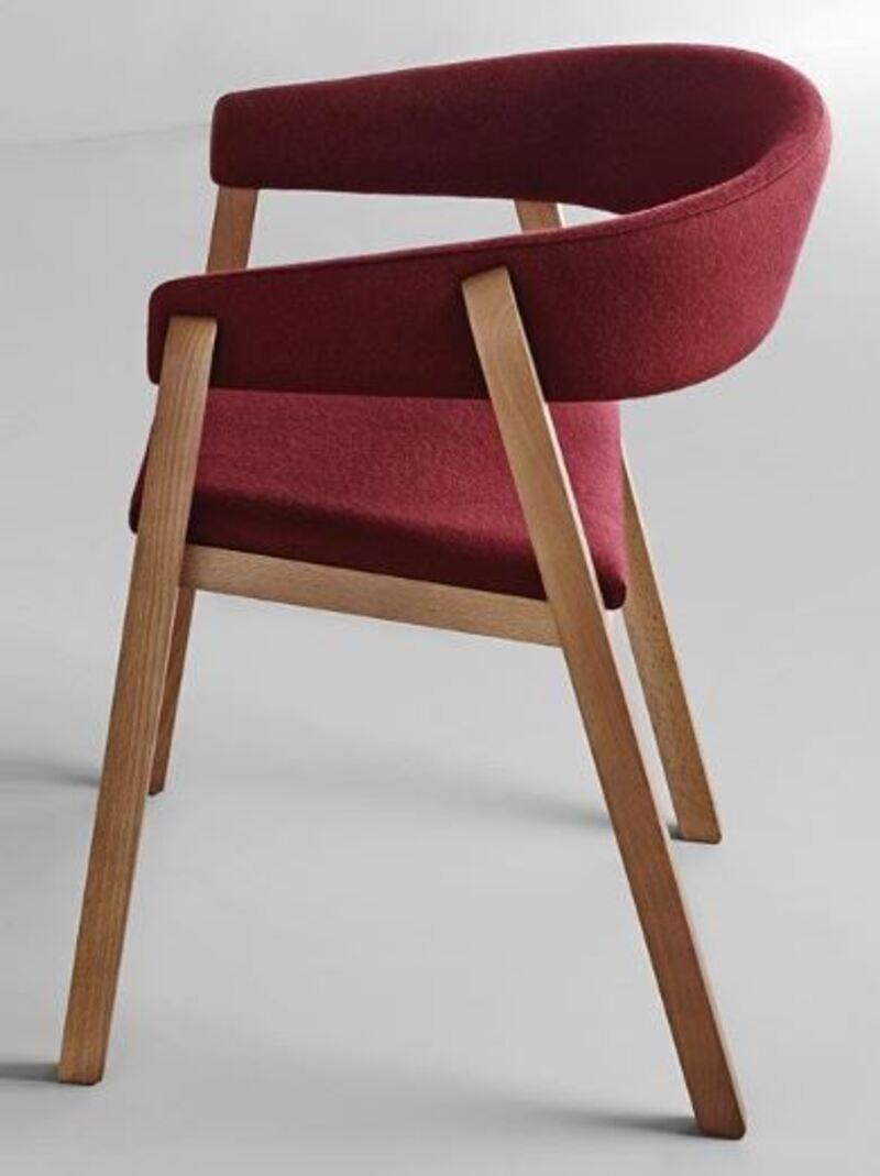 Oslo living armchair by Pepe Albargues
Dimensions: 75 x 59 x 50 cm.
Materials: Beechwood structure.
Seat stuffed with polyurethane CMHR 40.
Back stuffed with polyurethane CMHR 30.


This piece of art, designed by Pepe Albargues. It magically