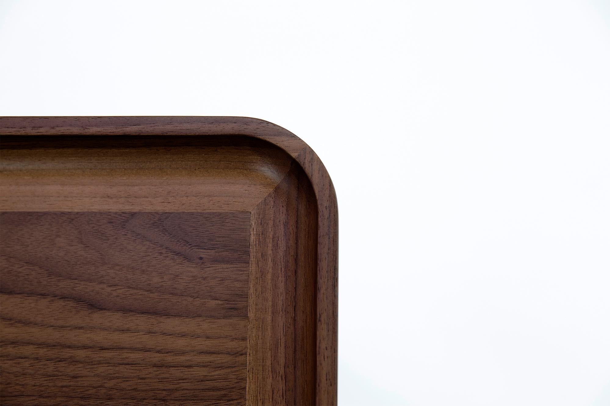 Mesa Auxiliar Rectangular Oslo de Nogal Medio con Herrajes de Latón Antiguo Moderno en venta