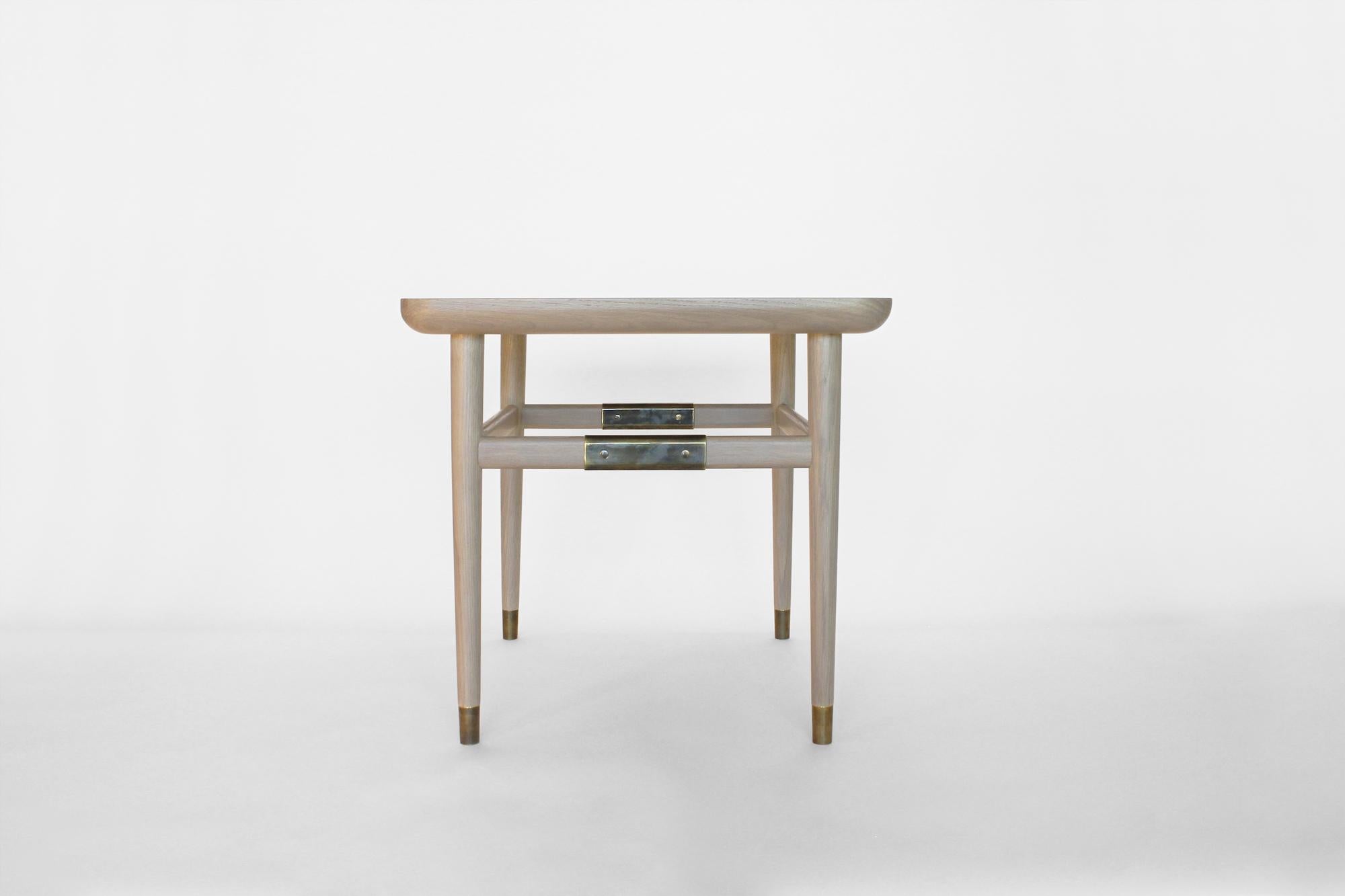 La table d'appoint Oslo possède une pureté simple et durable. Avec des plateaux rectangulaires, des bords arrondis et des touches de laiton, tous sont doux au toucher et agréables à regarder. À l'aise dans un cadre formel ou informel, il est le