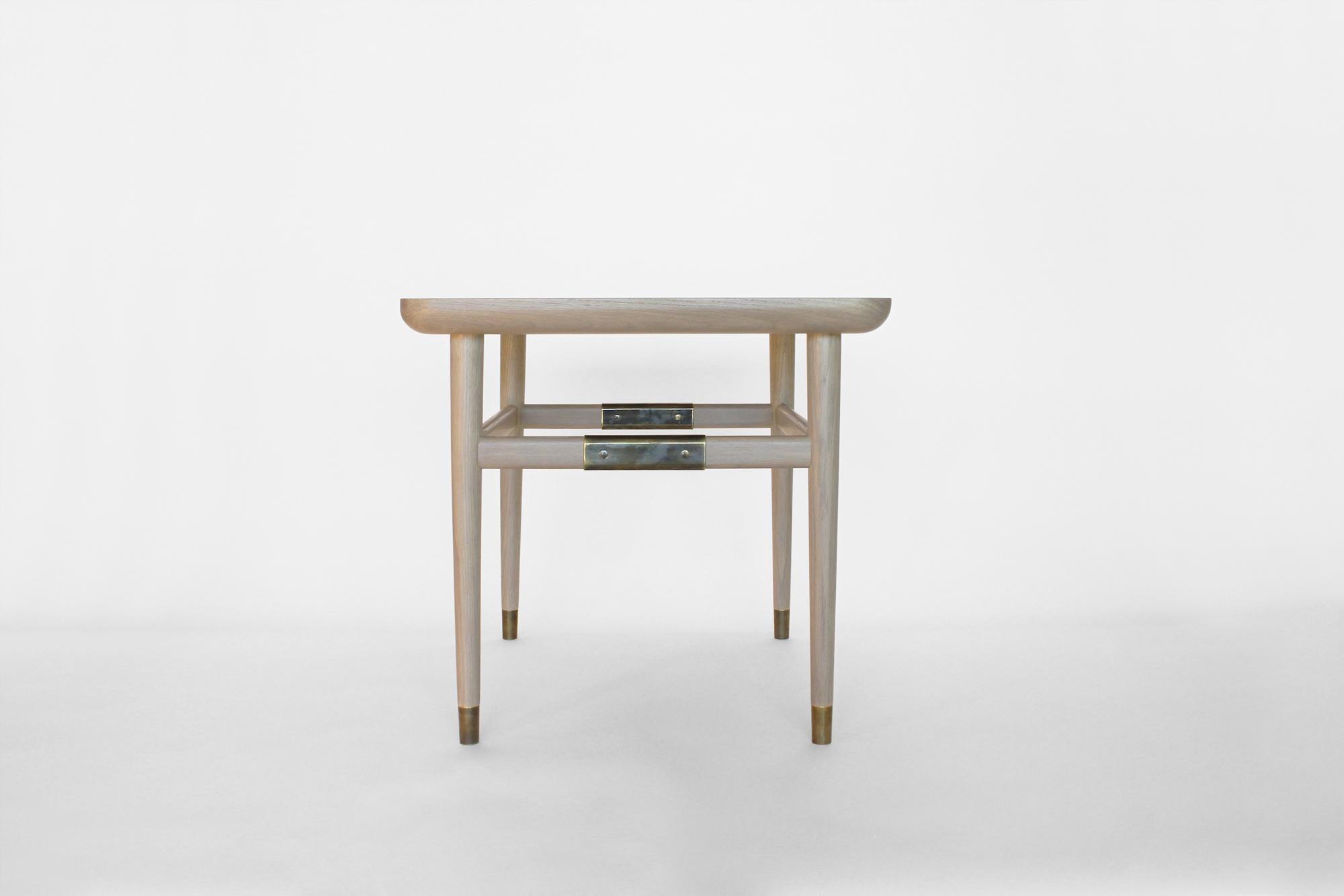 Mesa Auxiliar Rectangular Oslo de Roble Blanqueado con Herrajes de Latón Antiguo en Nuevo estado para la venta en Los Angeles, CA