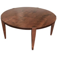 Table basse ronde Oslo en noyer d'Oregon par Studio Moe