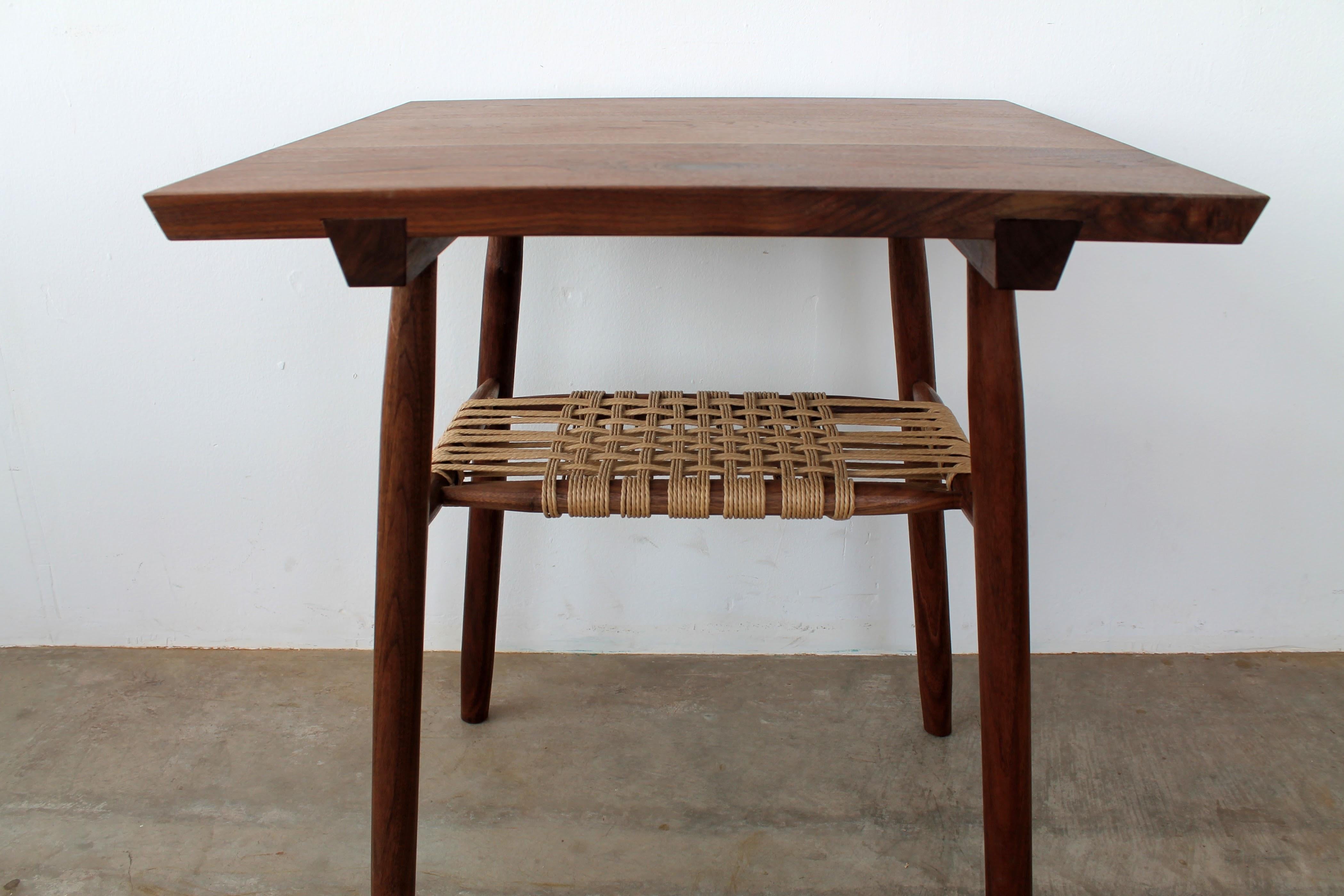 Mesa auxiliar Oslo en nogal Norteamericano en venta