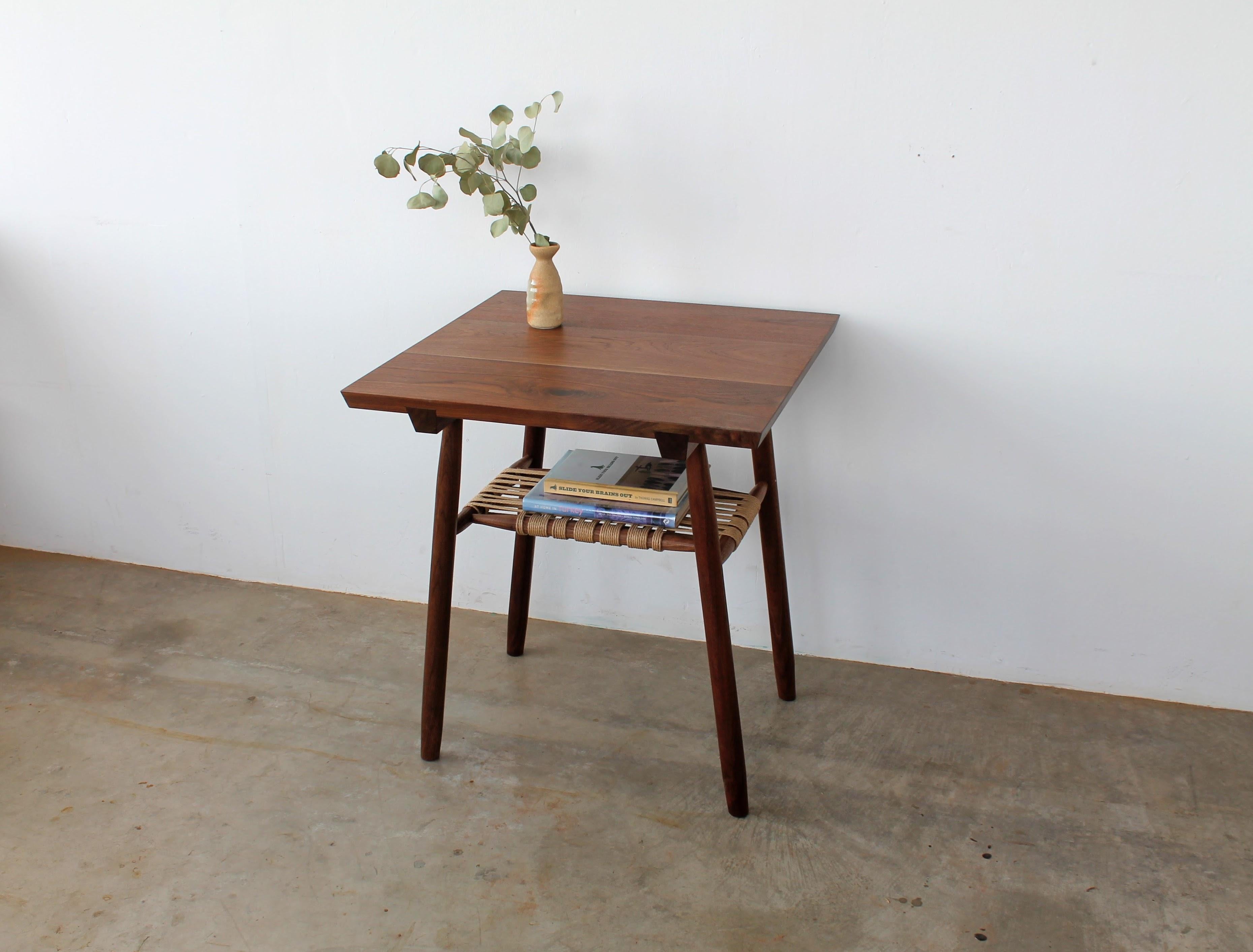 Travail du bois Table d'appoint Oslo en noyer en vente