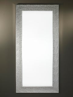 Espejo de pared Oslo XL Contemporary con textura, de Deknudt Mirrors