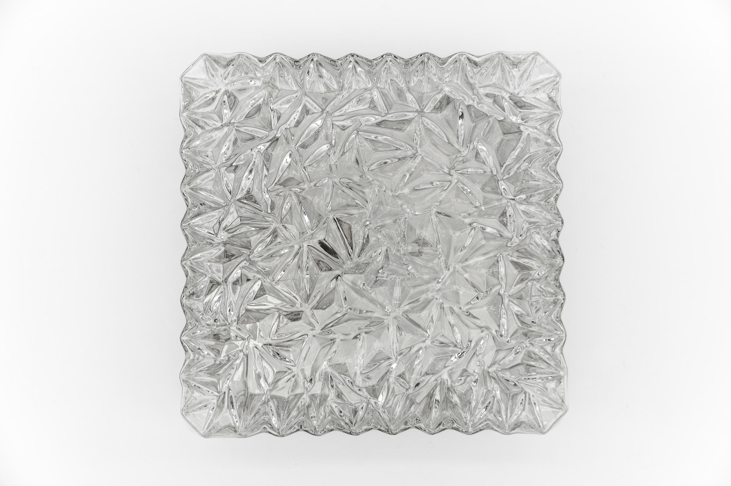 Lampe encastrée ou applique en verre 3D transparent OSOH BUR, Allemagne, années 1960

Le luminaire nécessite 1 ampoule standard E27 de 60W max.

Les ampoules ne sont pas incluses.
Il est possible d'installer ce luminaire dans tous les pays