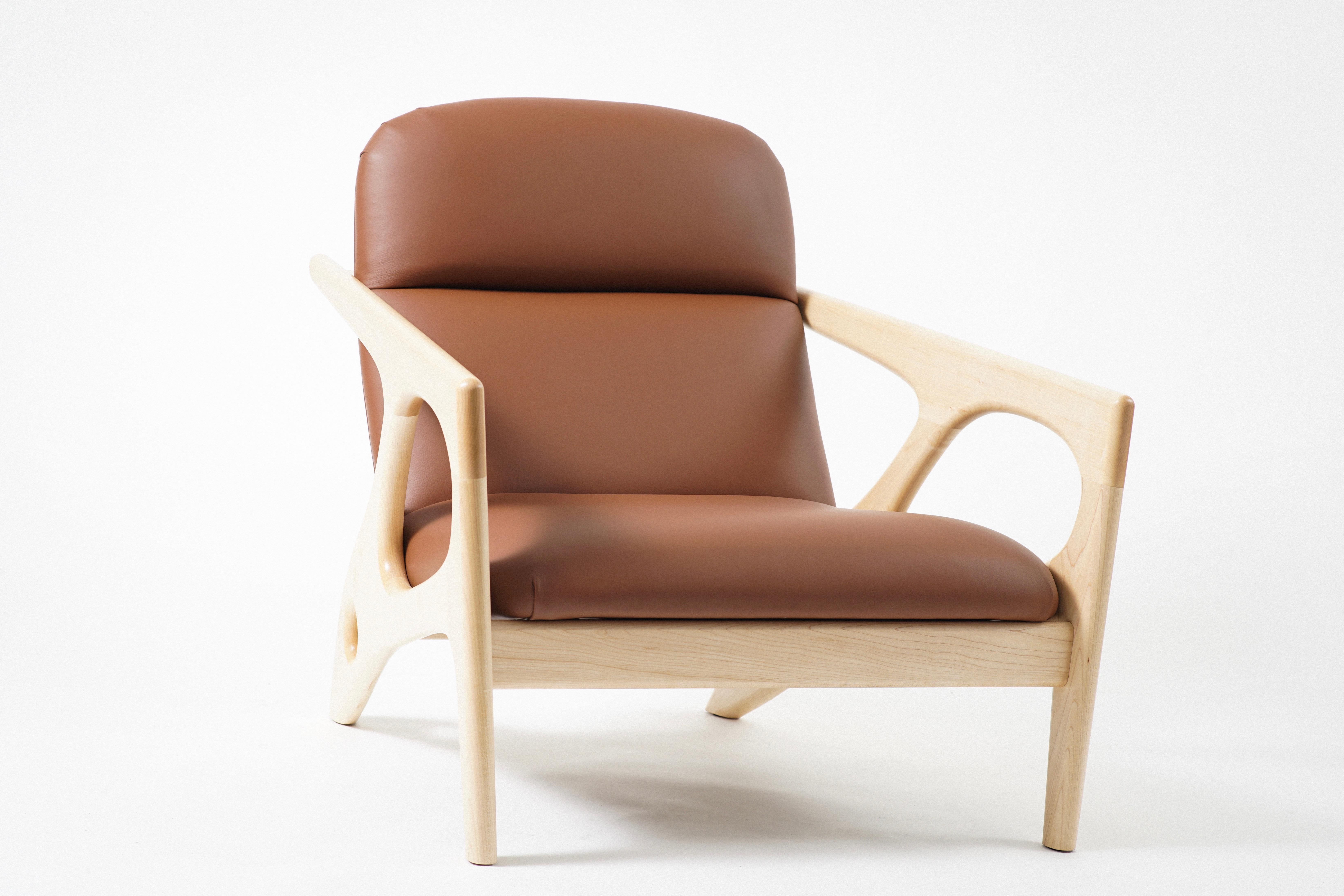 Menuiserie Fauteuil de salon Osprey avec cadre en érable et tapisserie en cuir en vente