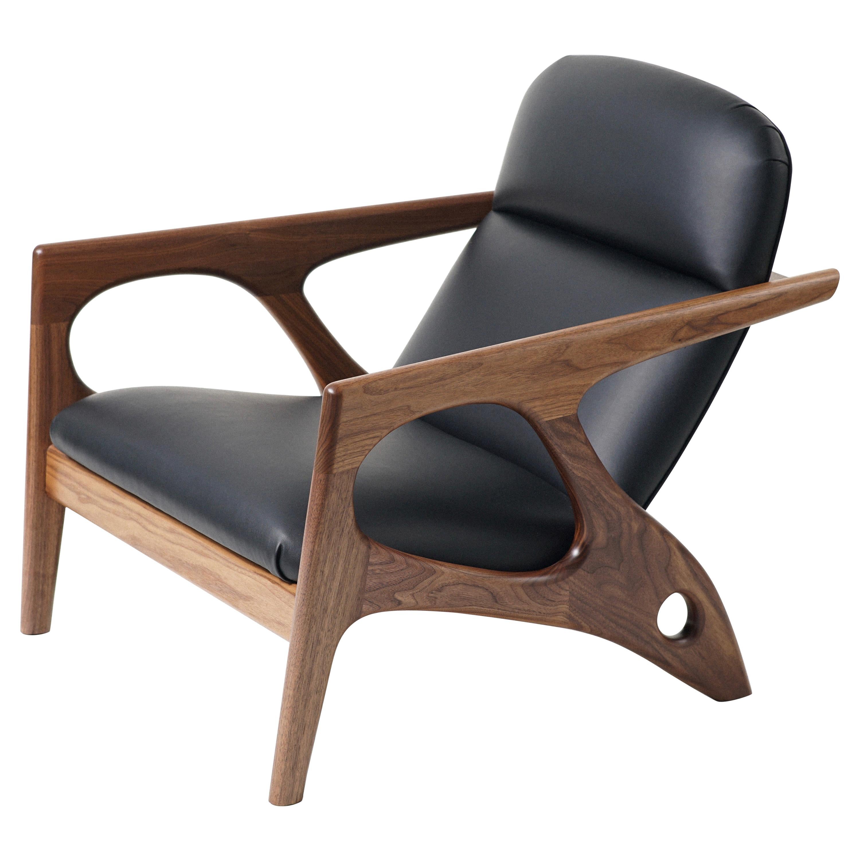 Fauteuil de salon Osprey avec cadre en noyer et tapisserie en cuir en vente