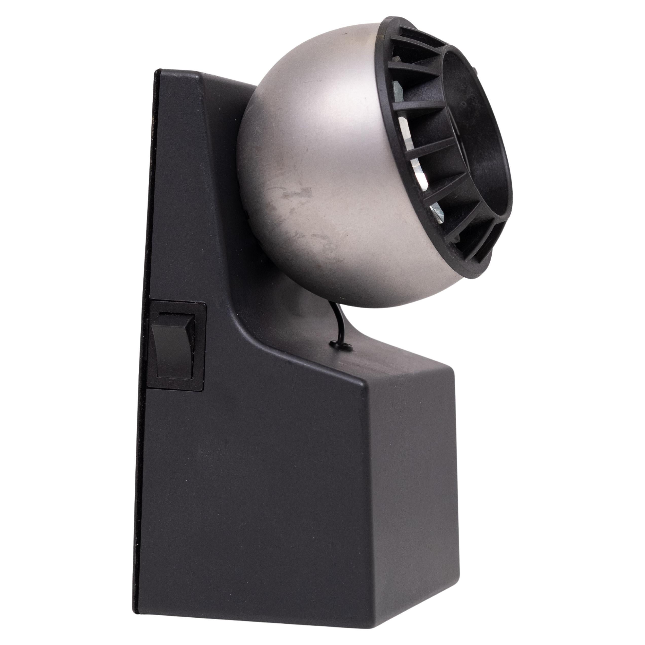 Lámpara de diseño Osram formada por una base de plástico con una bola metálica con lámpara halógena. Esta bola puede dirigirse en todas direcciones mediante un imán.
Model No. 41701
Muy adecuado para iluminar objetos.
Gracias a su diseño compacto y