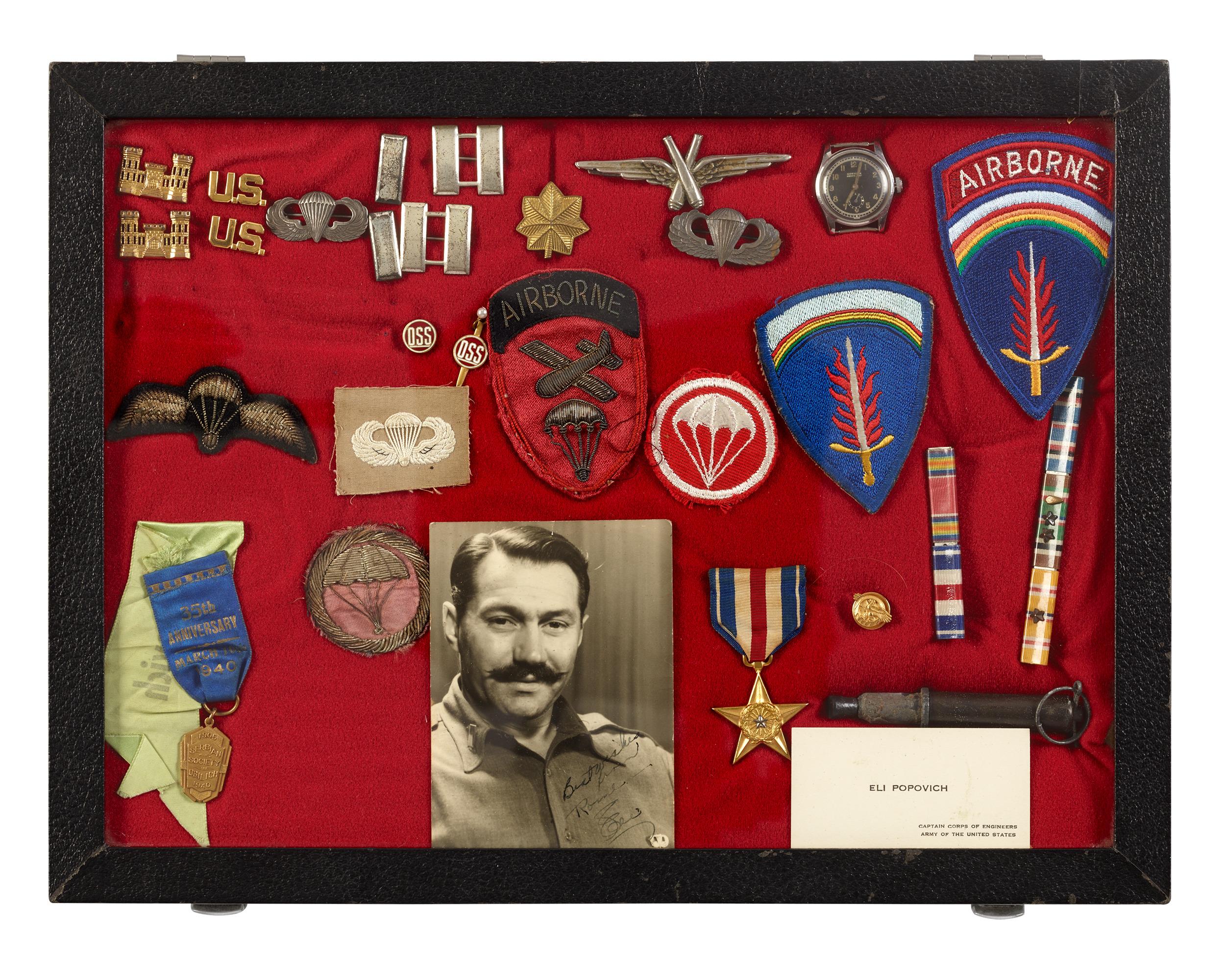 Cette collection rare offre un aperçu sans précédent de la vie secrète d'Eli Popovich, ingénieur, maître parachutiste, ami et collaborateur de l'un des chefs clandestins les plus influents de la Seconde Guerre mondiale, Josip Broz Tito. Malgré son