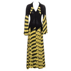 Ossie Clark: schwarzes und gelbes Maxikleid mit Trompetenärmeln aus Mooskrepp, ss 1969