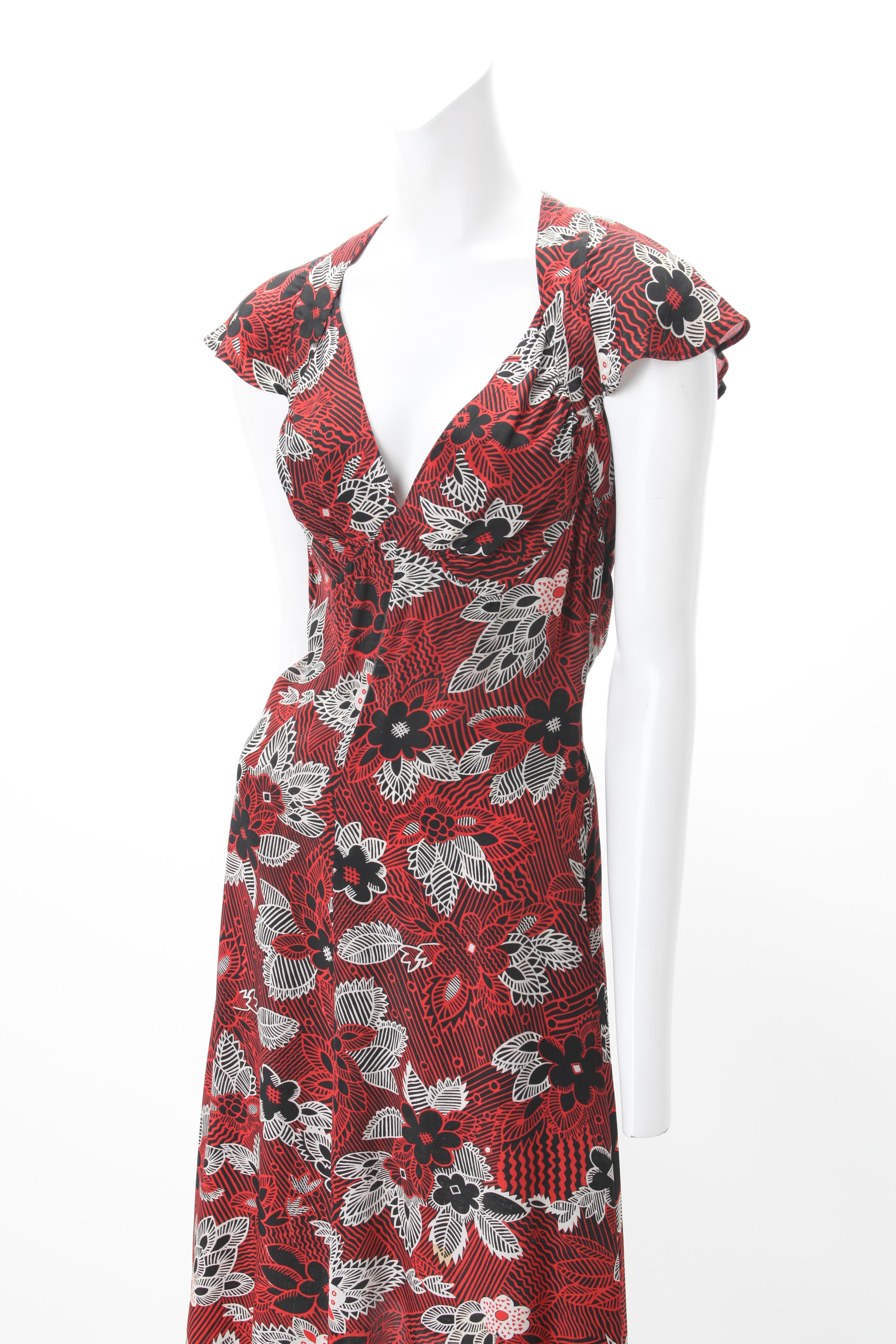 Ossie Clark Celia Birtwell Printed Dress v. 1970s Portée par Julia Roberts dans Conspiracy Theory en 1997 ; Robe Empire avec liens à l'encolure et fermeture à glissière dans le dos ; Motif floral abstrait imprimé en rouge, noir et blanc.