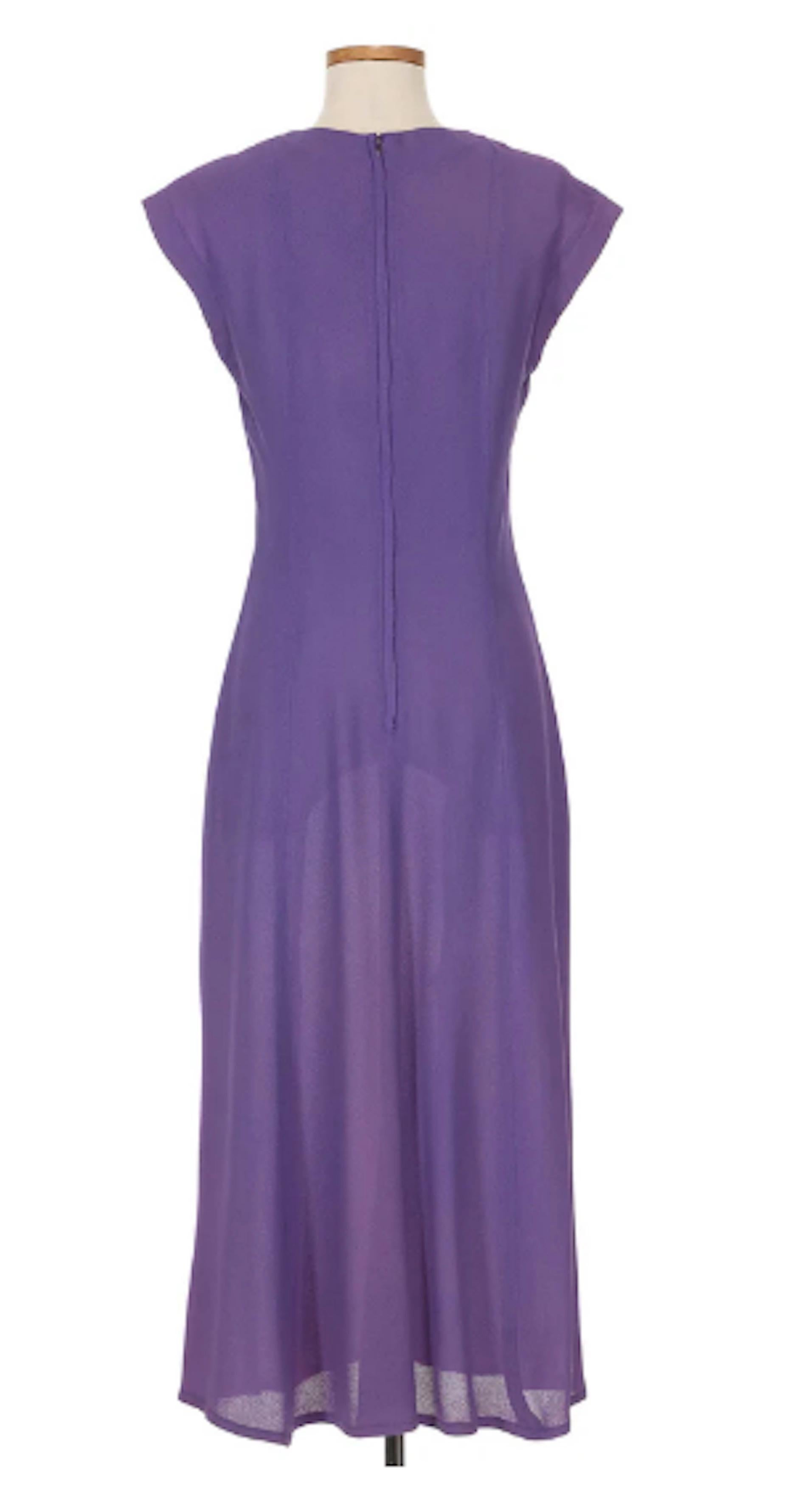 Ossie Clark für Radley 1970's Lila Kleid. Ossie Clark wurde durch seine Entwürfe in der Londoner Modeszene der 60er Jahre bekannt. Zusammen mit seiner Frau Celia Birtwell entwarf Clark Stücke mit kühnen Mustern und gewagten Farben. Dieses Kleid ist