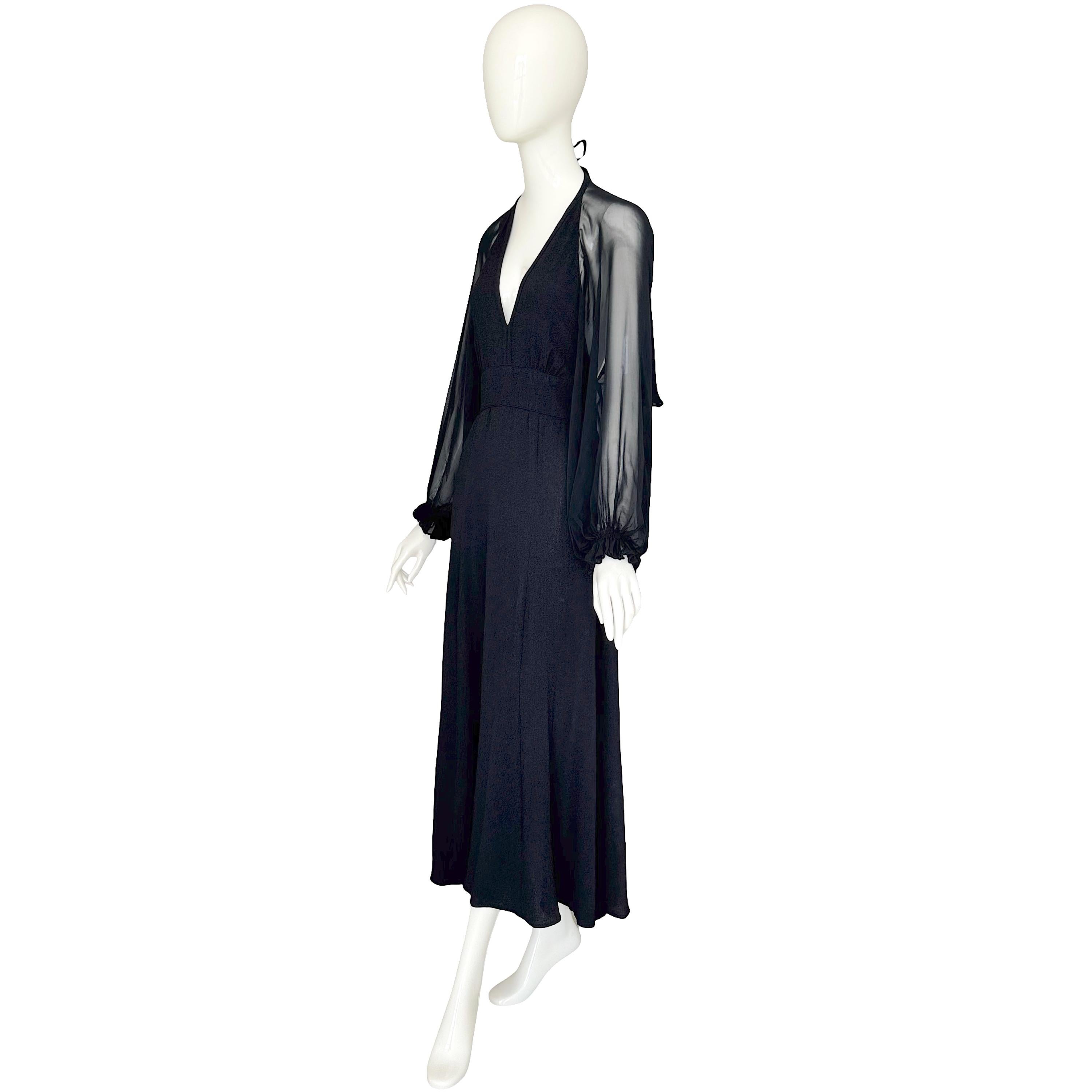 Uno squisito abito in crepe di rayon nero muschiato di Ossie Clark for Radley degli anni '70, un vero sogno per i collezionisti e una dichiarazione di eleganza senza tempo. Caratterizzato da maniche trasparenti e svolazzanti con polsini