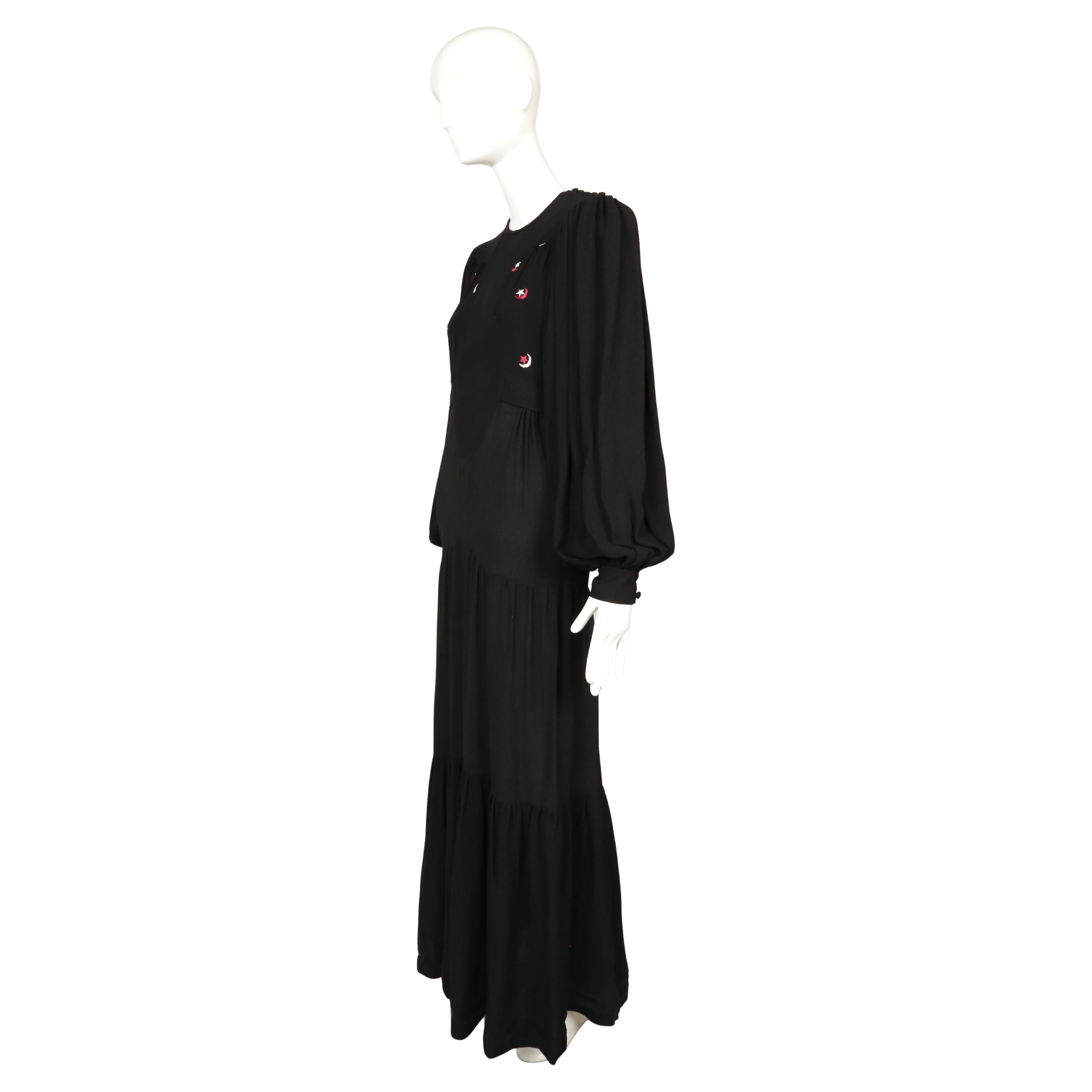 Ossie Clark Robe en crêpe noir moussé Quorum avec lunes et étoiles brodées en vente 5