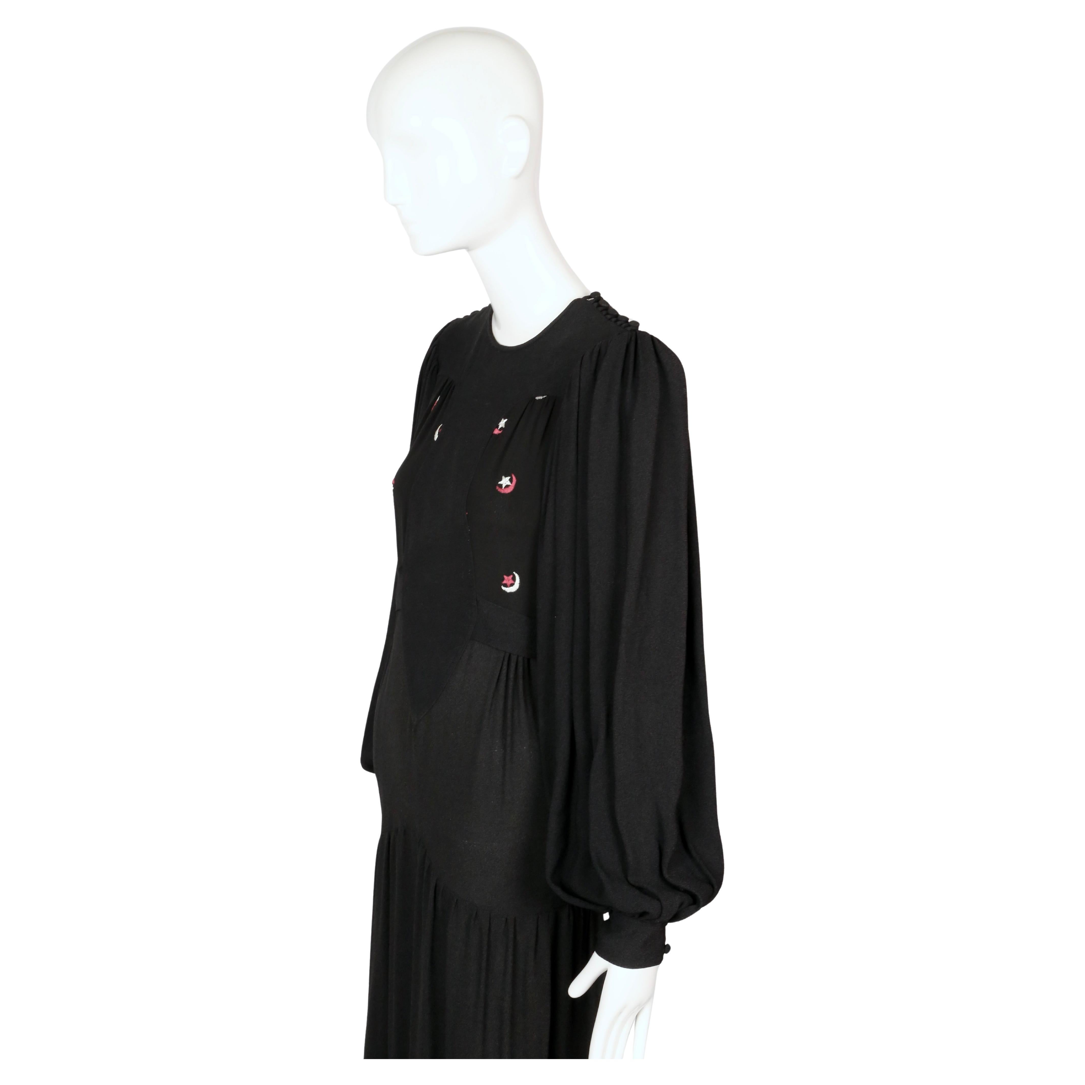 Ossie Clark Robe en crêpe noir moussé Quorum avec lunes et étoiles brodées en vente 6