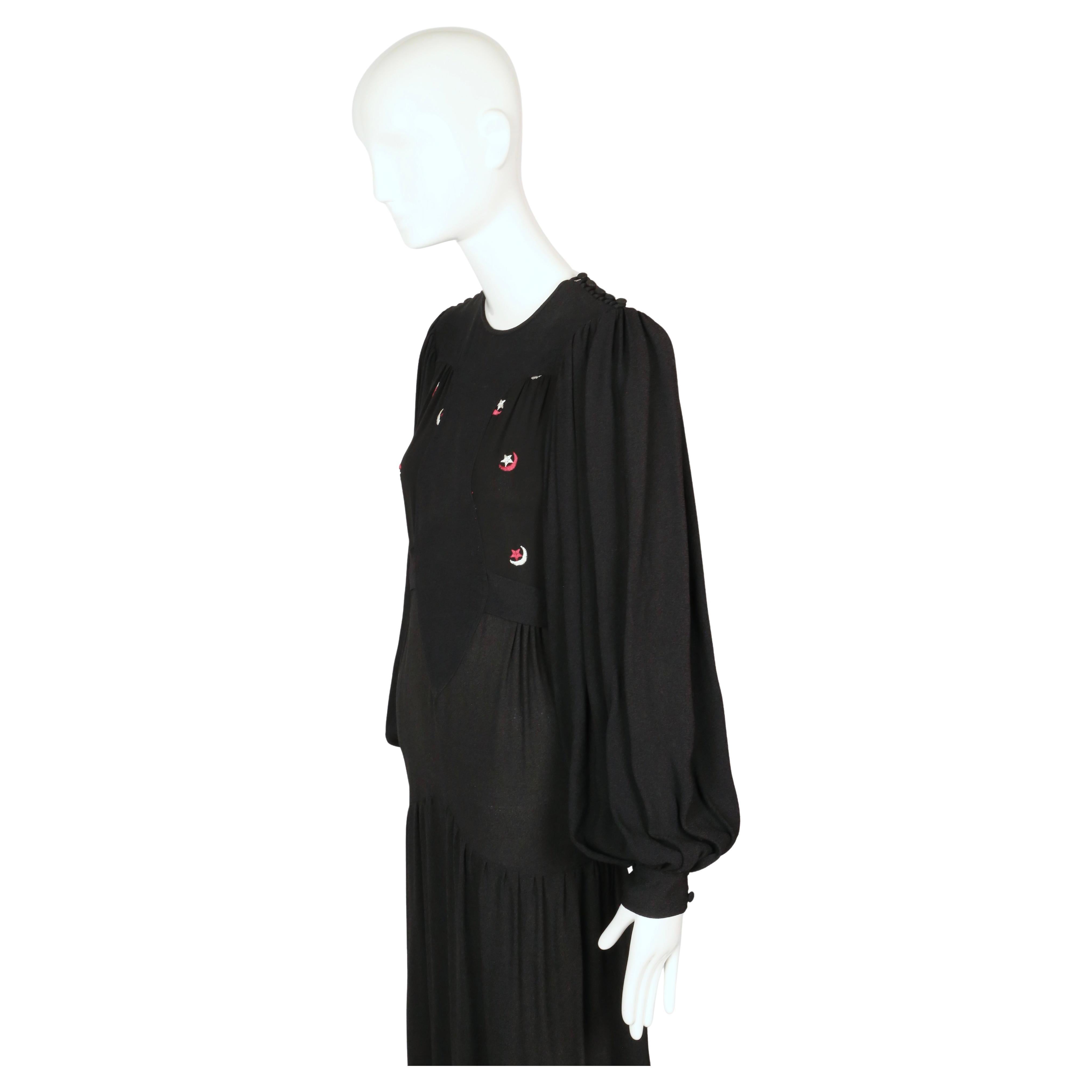 Ossie Clark Robe en crêpe noir moussé Quorum avec lunes et étoiles brodées en vente 7
