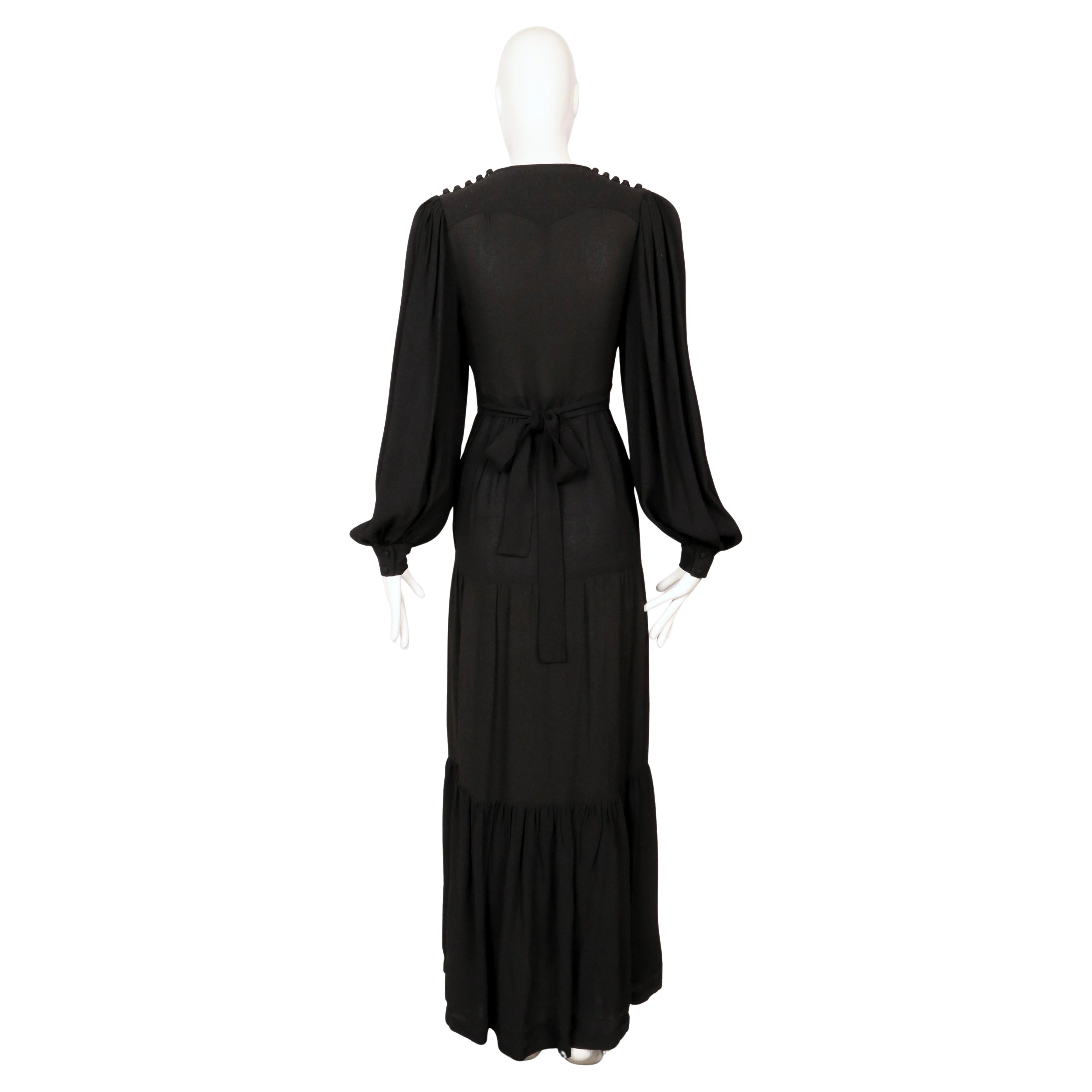 Ossie Clark Robe en crêpe noir moussé Quorum avec lunes et étoiles brodées en vente 10