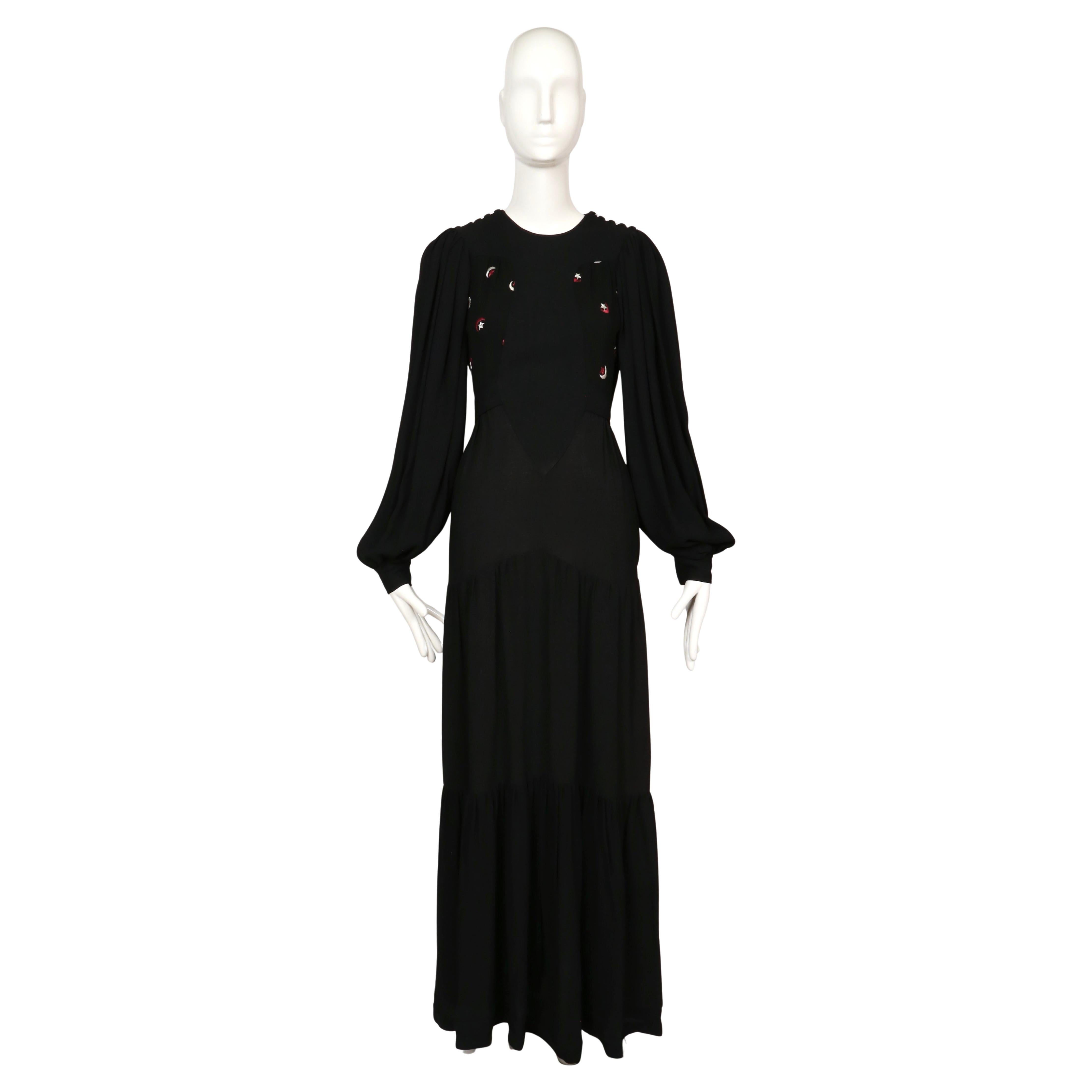 Rare robe longue à volants en crêpe mousse noir avec broderie céleste, Ossie Clark for Quorum, 1970

Rare et superbe robe d'Ossie Clark des années 1970 de la ligne iconique Quorum, l'un des créateurs britanniques les plus influents de l'époque.