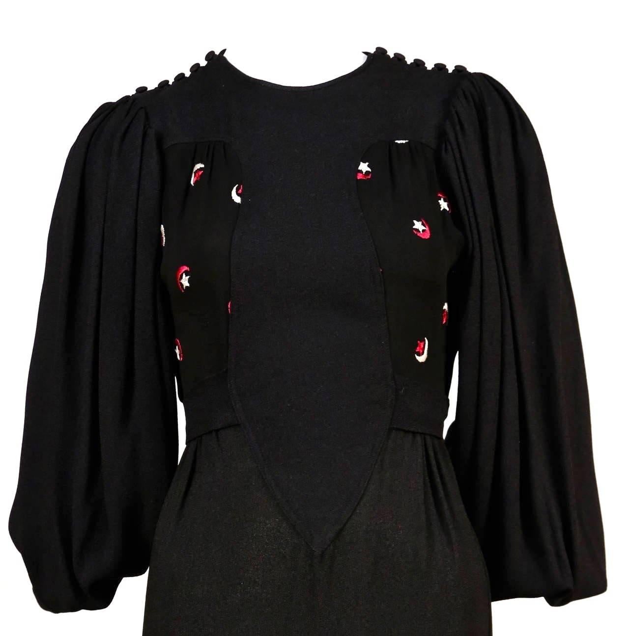 Noir Ossie Clark Robe en crêpe noir moussé Quorum avec lunes et étoiles brodées en vente