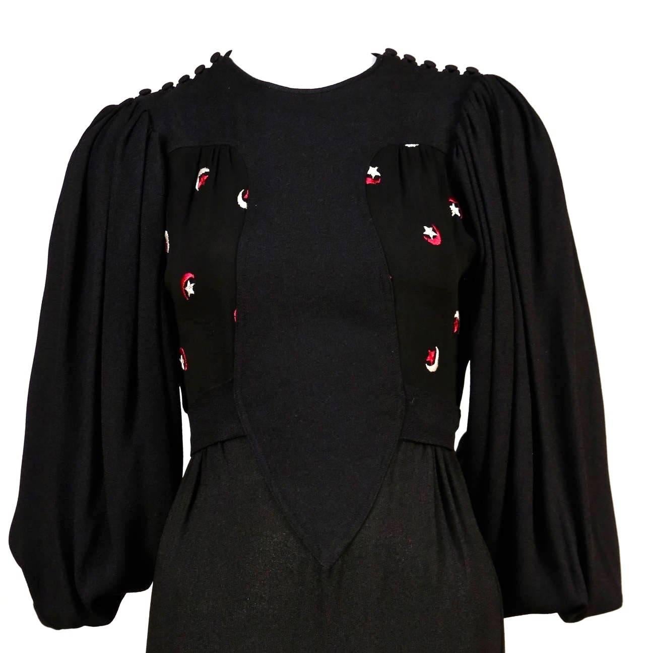 OSSIE CLARK Quorum Schwarzes Kleid aus Mooskrepp mit bestickten Monden und Sternen Damen im Angebot