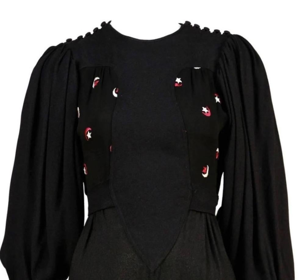 Ossie Clark Robe en crêpe noir moussé Quorum avec lunes et étoiles brodées Bon état - En vente à San Fransisco, CA