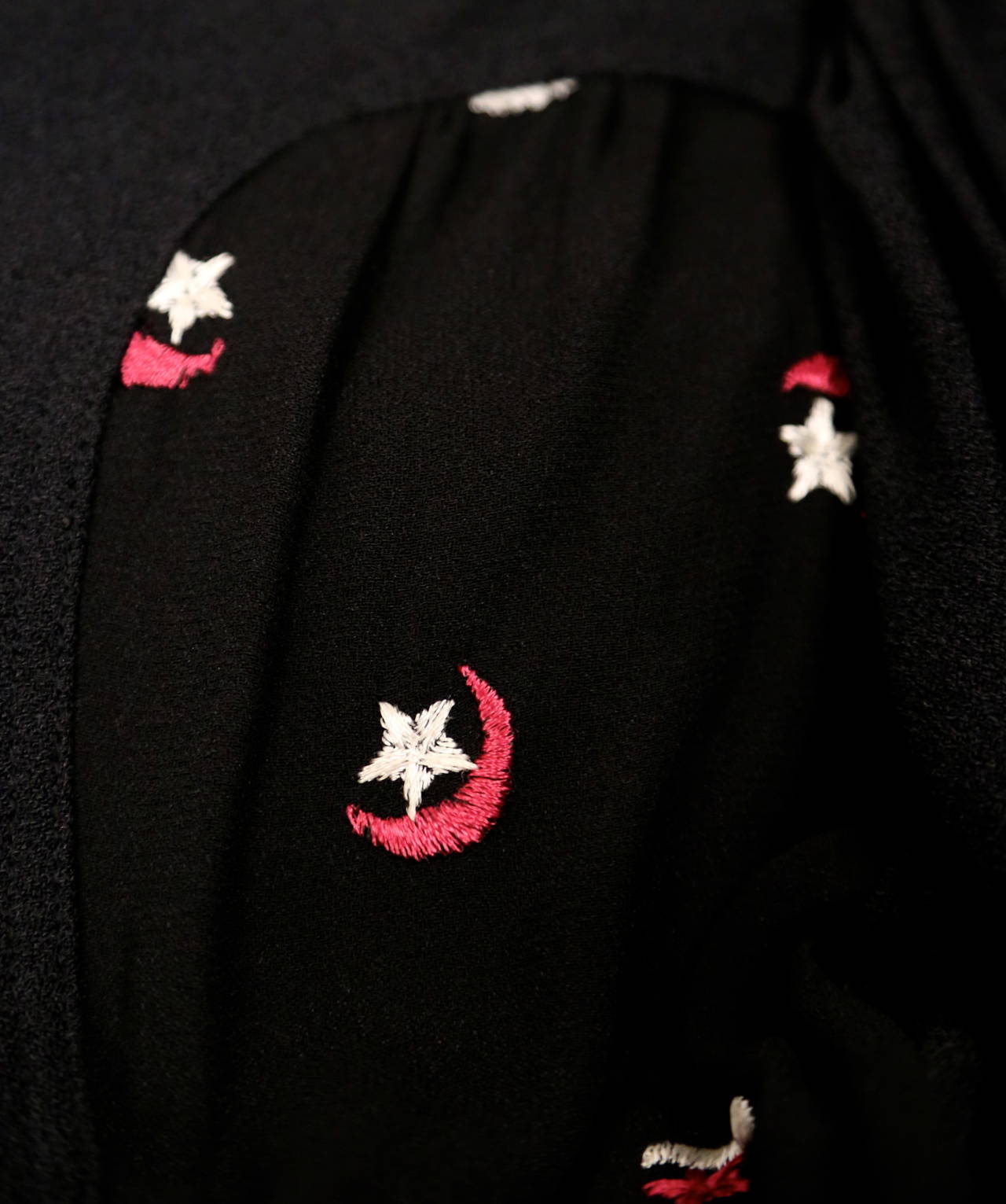 OSSIE CLARK Quorum Schwarzes Kleid aus Mooskrepp mit bestickten Monden und Sternen im Angebot 1