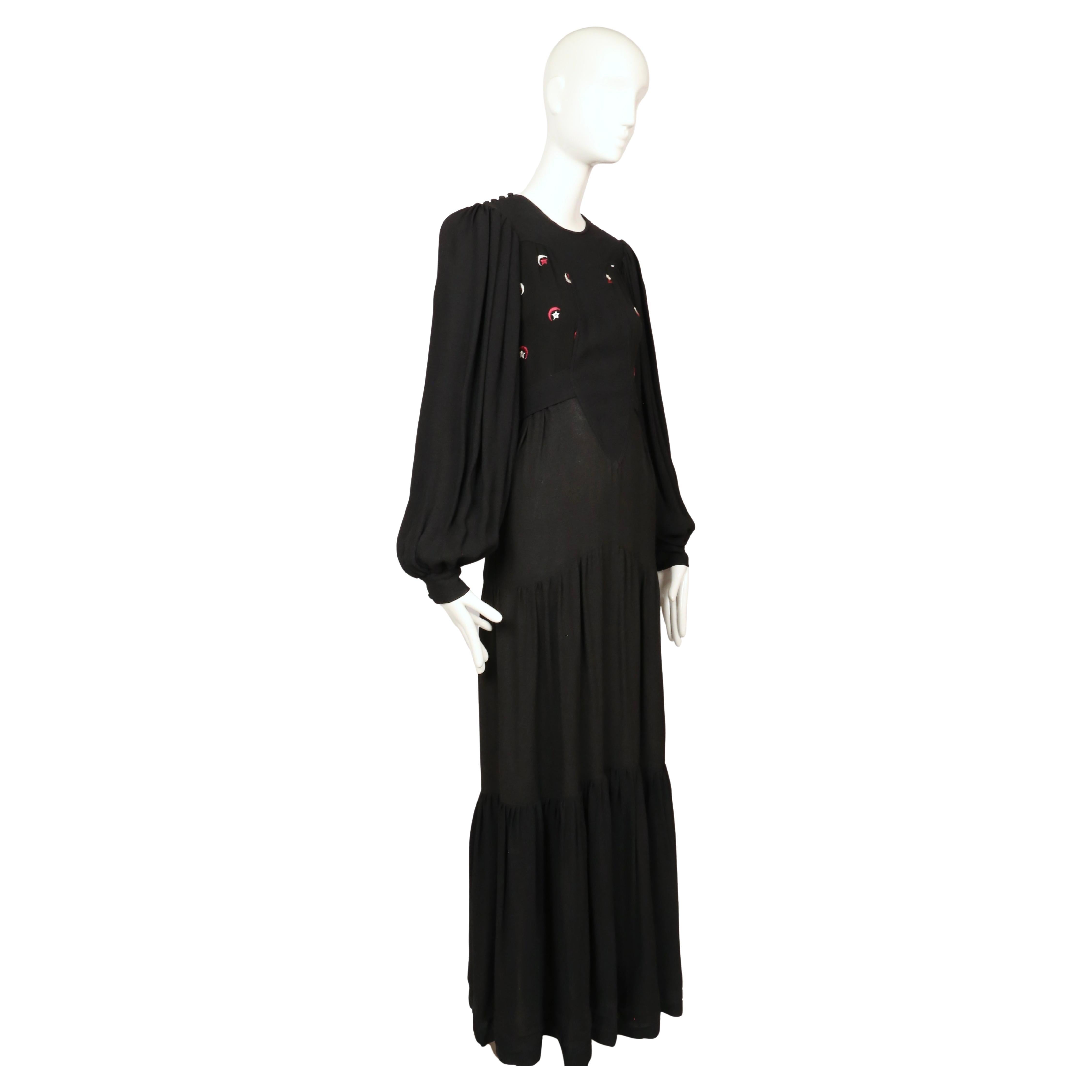 Ossie Clark Robe en crêpe noir moussé Quorum avec lunes et étoiles brodées Pour femmes en vente