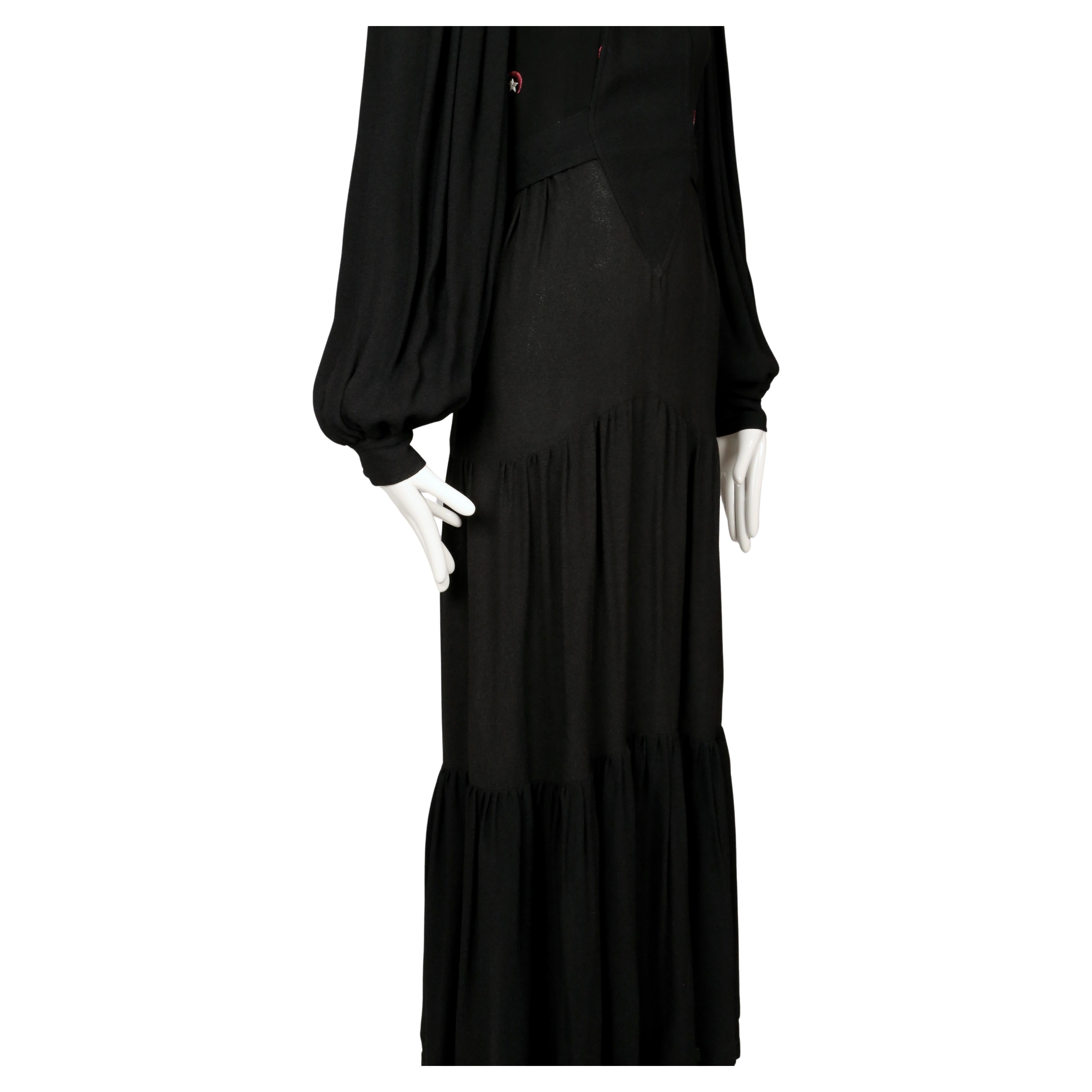 Ossie Clark Robe en crêpe noir moussé Quorum avec lunes et étoiles brodées en vente 1