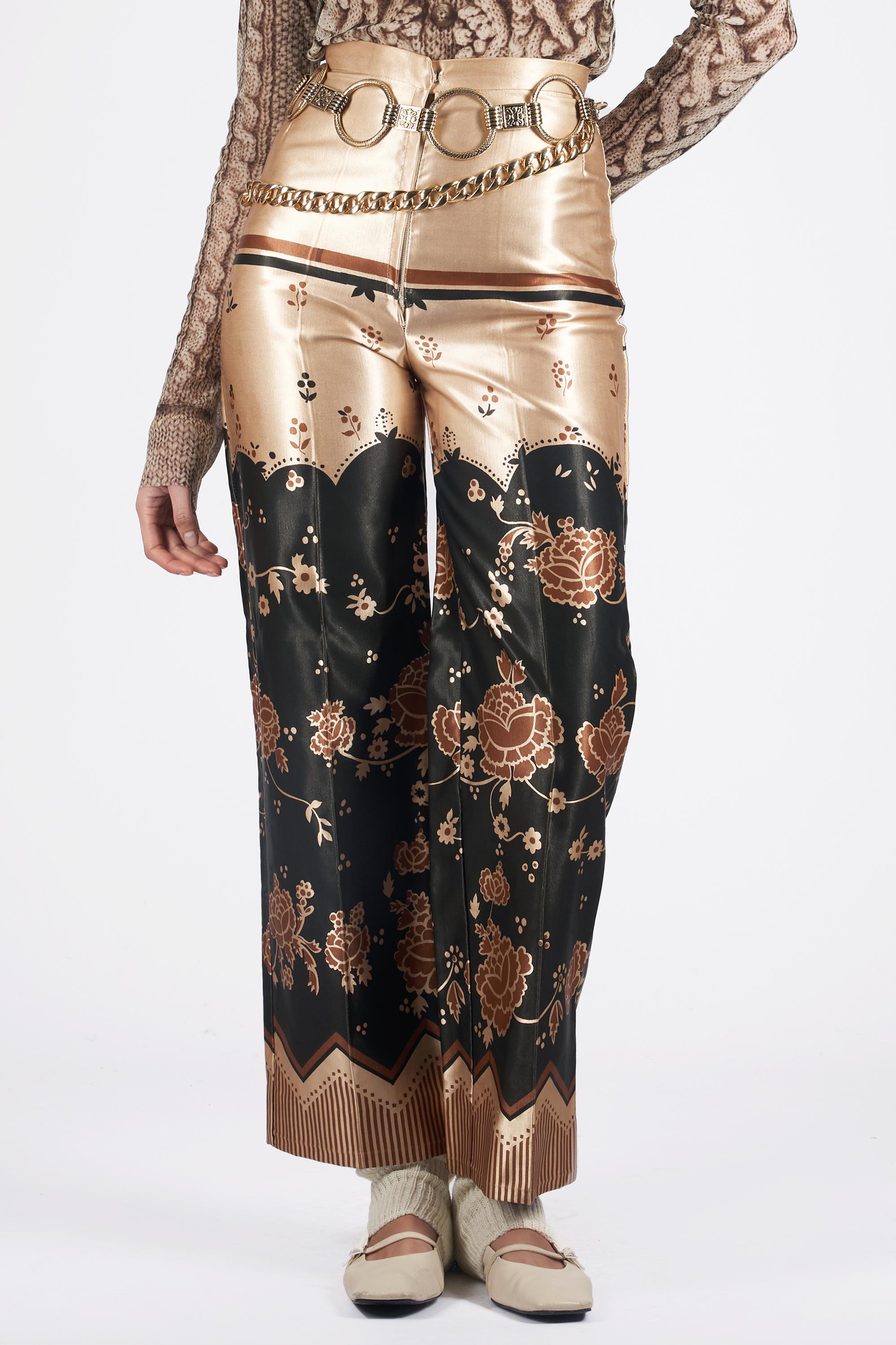 Nous sommes ravis de vous présenter cet emblématique  Ossie Clark 1969 pantalon en satin imprimé floral. Silhouette à taille haute et jambes larges, beige avec imprimé floral noir et marron, fermeture à glissière sur le devant et crochet dissimulé