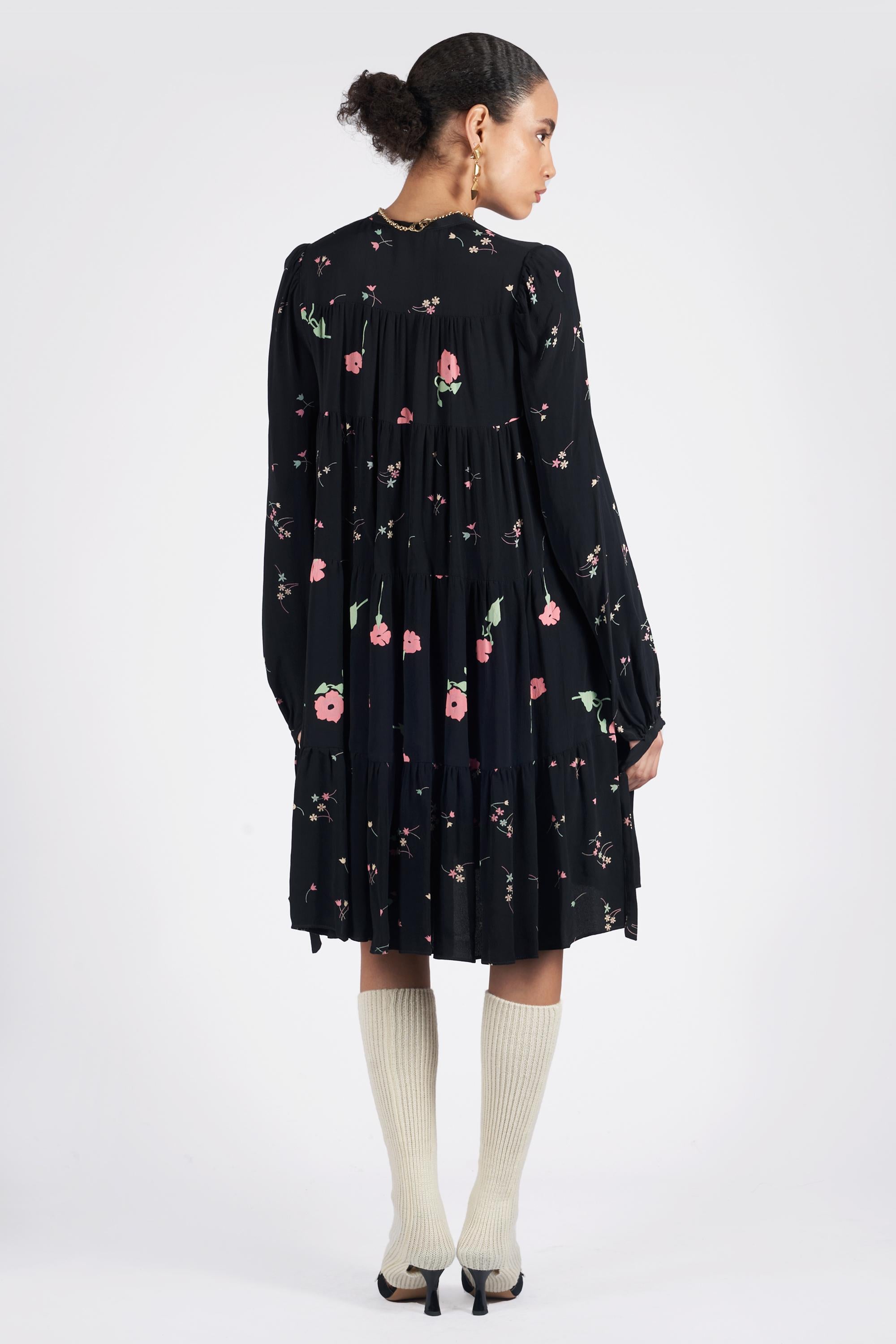 Nos complace presentar este vestido de swing de manga larga de los años 70 de Ossie Clark. Presenta estampado floral, cuello anudado, silueta amplia con mangas largas y largo midi. Impresión de Celia Birtwell. En excelente estado