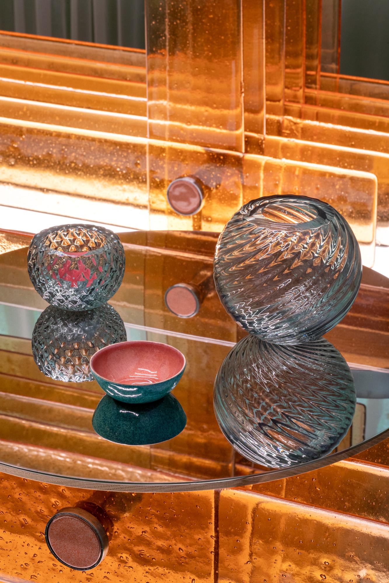 Émaillé Table basse Ossimori conçue par Debonademeo - émaillage sur cuivre et verre en vente