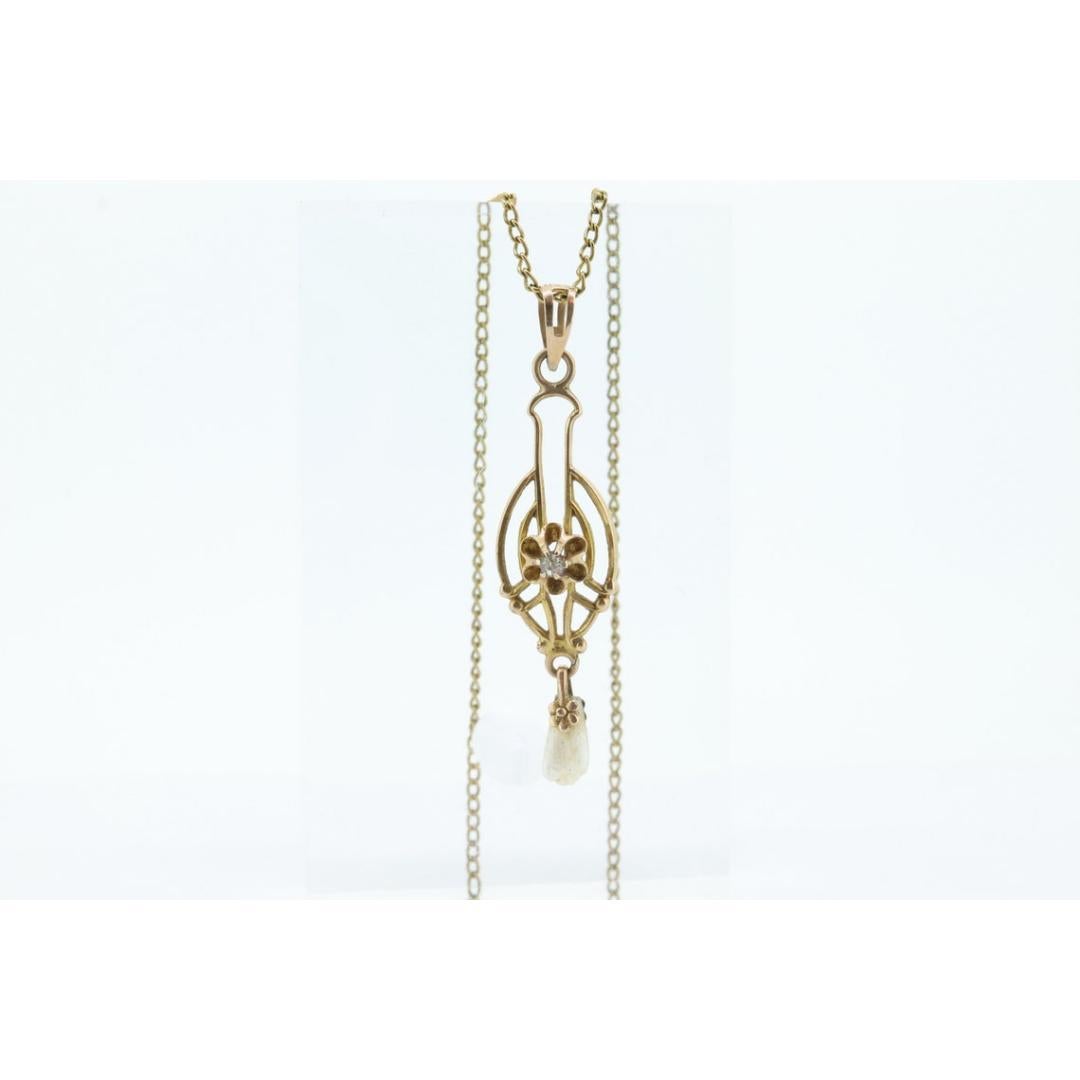 Vintage des années 1910
MATERIAL : Or, Pierre
Pierre précieuse : Diamant

Style : Art nouveau

Pendentif Ostby Barton. Pièce de collection iconique.

Un ajout étonnant à votre collection.

Poinçonné O10kB

Détails :
1,6 grammes tw
Diamant de 1,8 mm