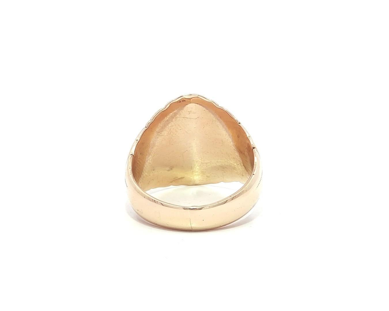 MATERIAL : Or jaune 10k massif
Poids total :  9,3 grammes
Largeur totale : 18,5 mm (haut de l'anneau - du nord au sud), 4,64 mm (bas de la tige)
Hauteur totale : 1.46 mm à partir du doigt
Taille : 8.0 (ajusté sur un doigt, veuillez nous contacter