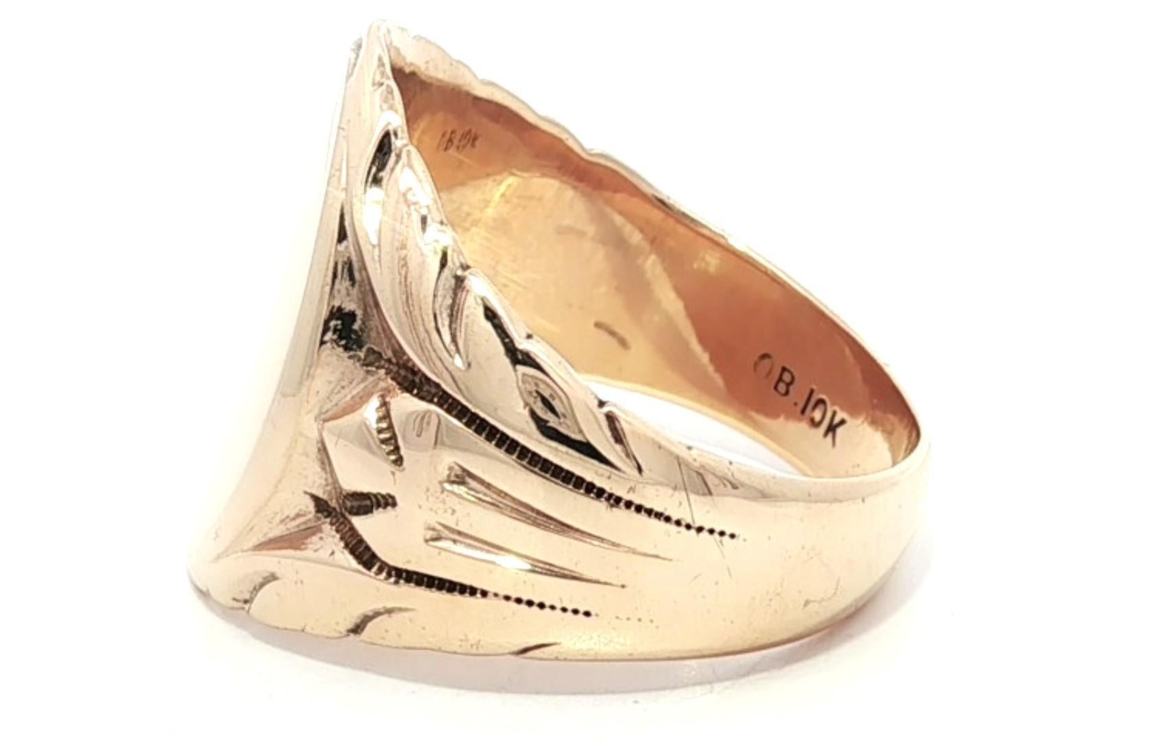 Bague chevalière Vintage By pour homme en or jaune 10k gravé à la main Excellent état - En vente à Montclair, NJ