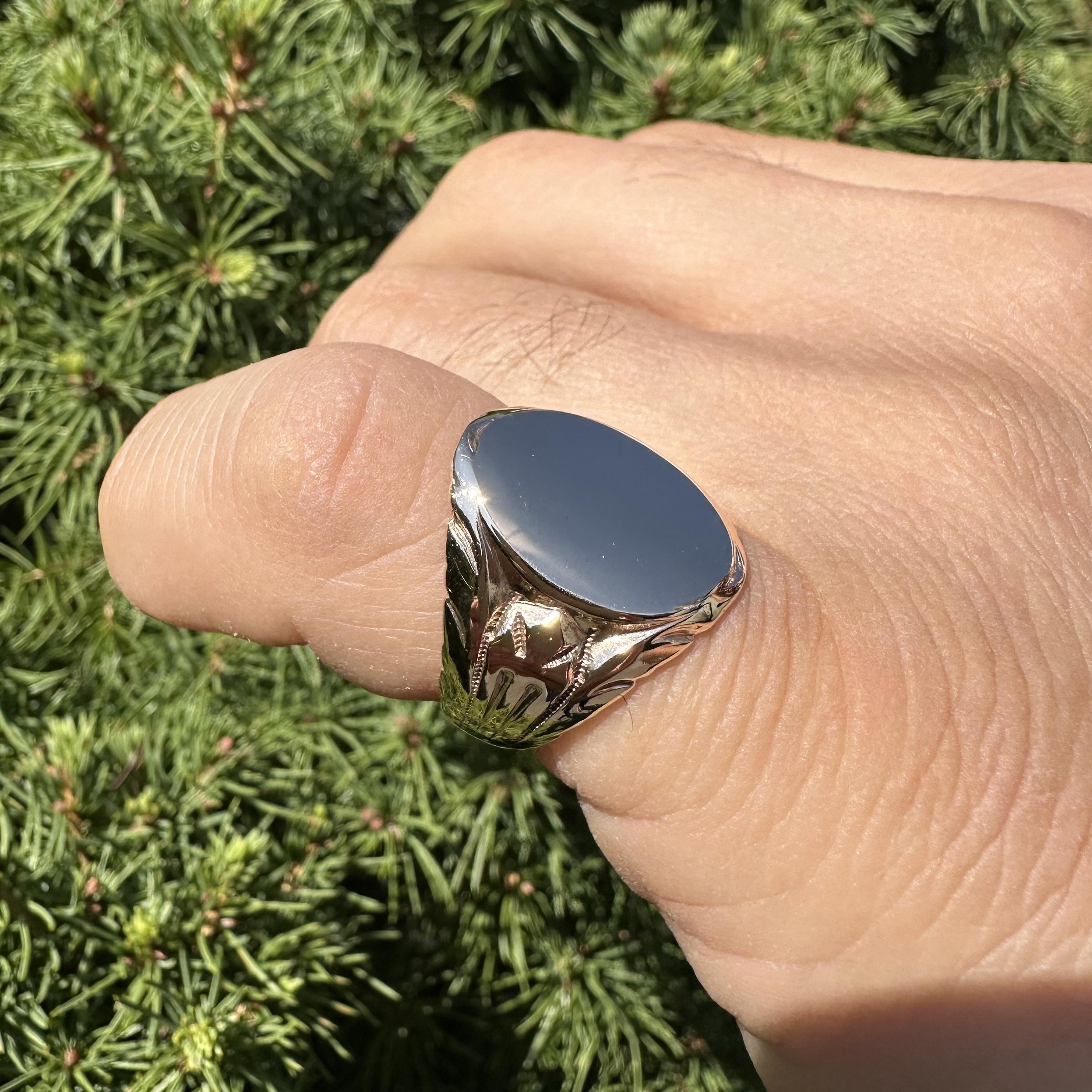 Bague chevalière Vintage By pour homme en or jaune 10k gravé à la main en vente 1