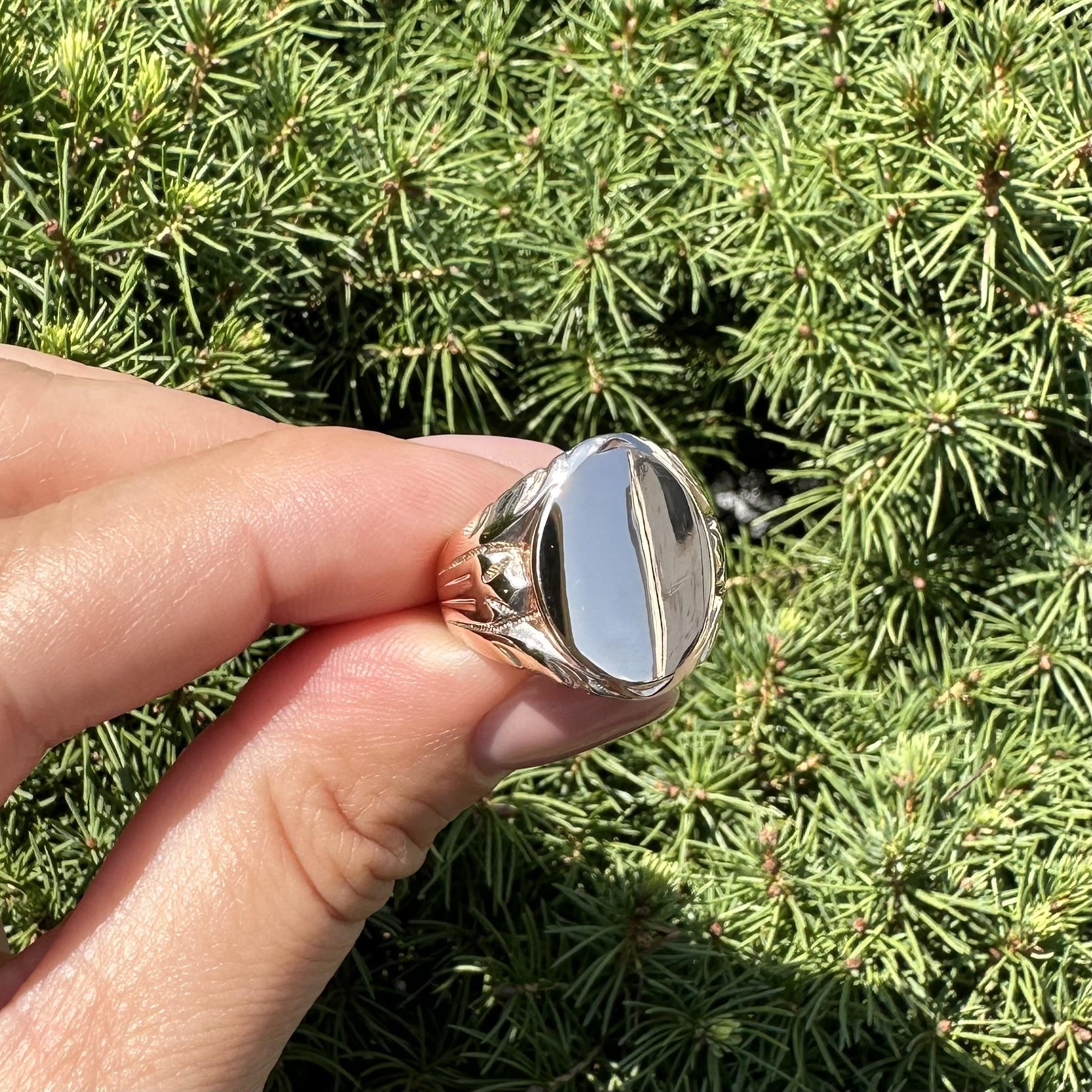 Bague chevalière Vintage By pour homme en or jaune 10k gravé à la main en vente 2
