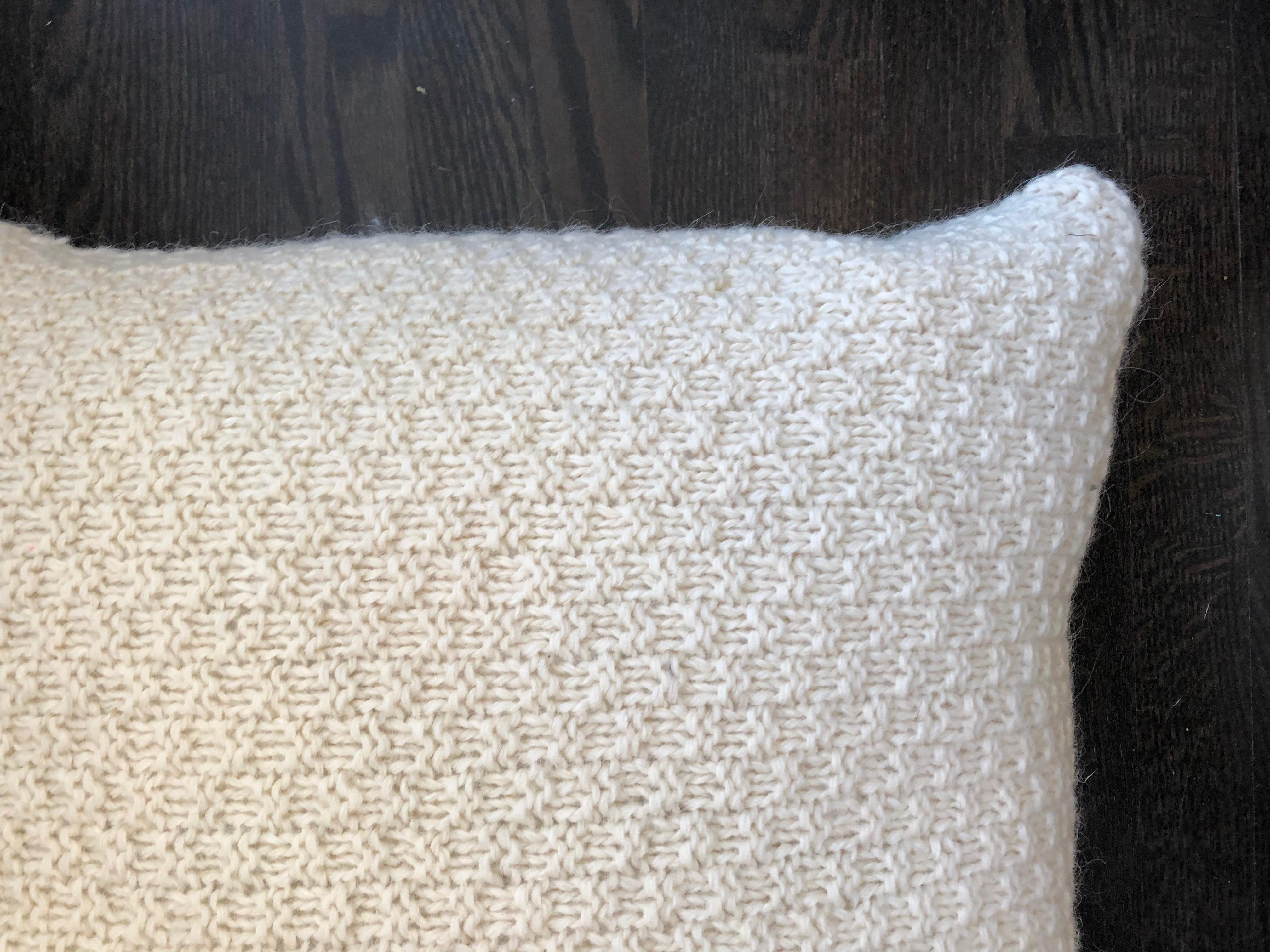 Moderne Coussin en laine blanc cassé « Ostia » fait à la main par Le Lampade en vente