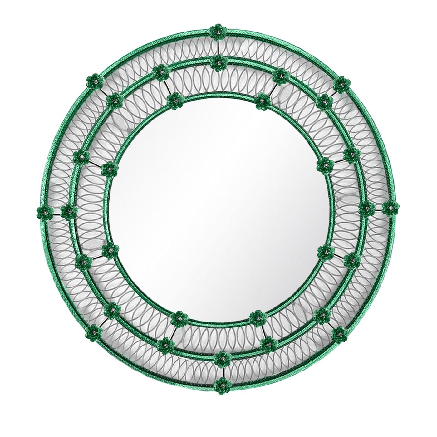 Romantique et opulent, ce miroir rond est une ode à la maîtrise de la verrerie vénitienne qui trouvera sa place dans les intérieurs classiques ou modernes raffinés. Fabriqué en verre de Murano, le cadre se compose d'anneaux concentriques verts