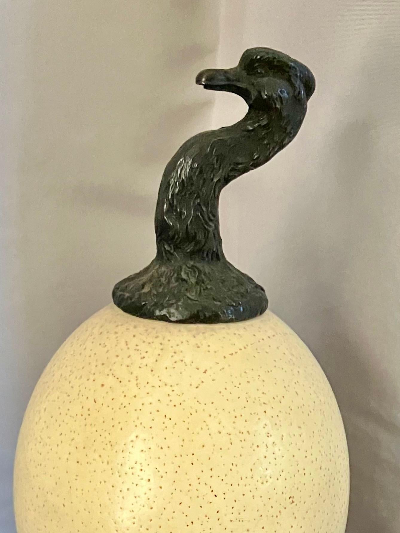 Scultura in bronzo di struzzo con esemplare di uovo naturale. Scultura contemporanea in bronzo di uno struzzo che incorpora un uovo naturale di struzzo nel suo design, opera di Anthony Redmile. Inghilterra 20° secolo 
Dimensioni: 4,75